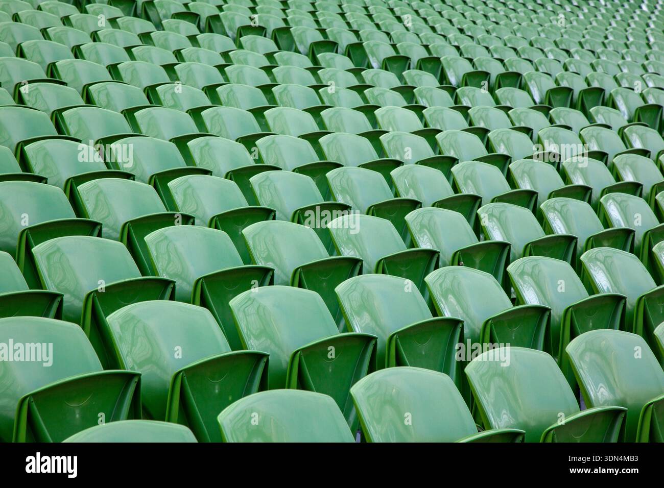 Righe vuote in plastica verde posti in uno stadio sportivo Foto Stock