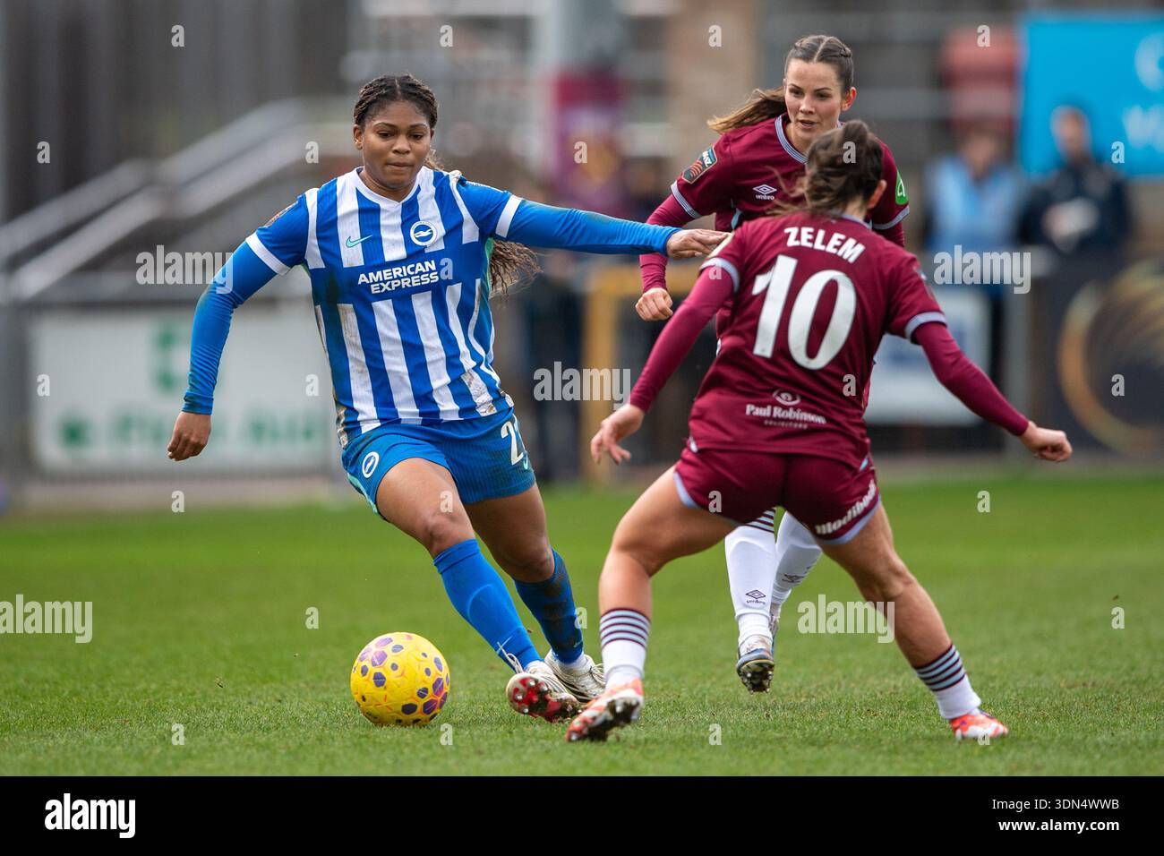 Londra, Regno Unito. 8 febbraio 2026. Madison Haley (21 Brighton) durante la partita della Barclays Women's Super League tra West Ham United e Brighton & Hove Albion al Chigwell Construction Stadium, Londra, Inghilterra. (Foto di Mike Turner/Sports Press Photo/SPP) credito: SPP Sport Press Photo. /Alamy Live News Foto Stock