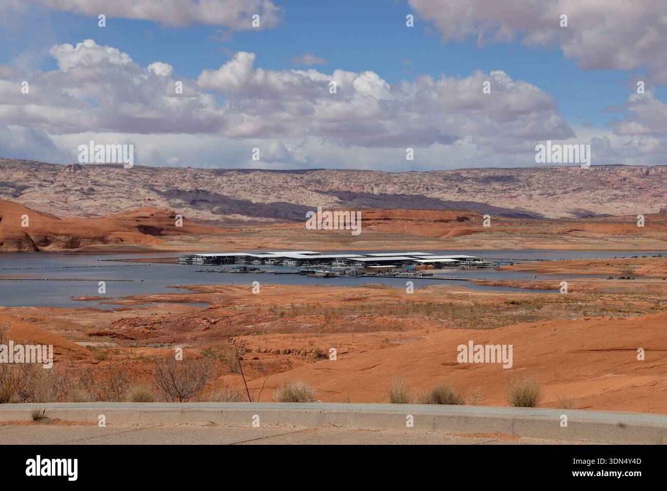 La sezione settentrionale del lago Powell mostra livelli d'acqua significativamente abbassati, dove il porto turistico utilizzato per le case galleggianti si è ridotto a causa dell'esposizione dell'acqua in recessione Foto Stock