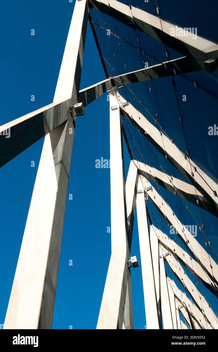 Edificio moderno e innovativo in vetro con struttura a forma di X dell'edificio della sede centrale di Tallink a Tallinn, Estonia Foto Stock