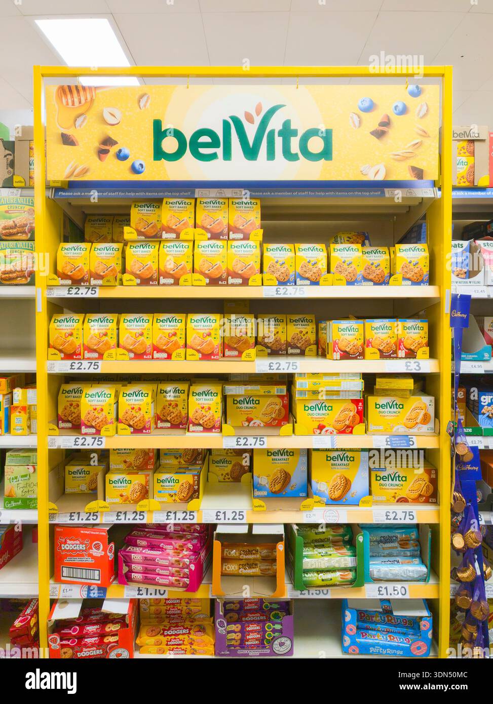Mostra di Belvita al supermercato Tesco. Belvita è una marca di biscotti per la colazione, dolci e bar di proprietà di Mondelēz International - Immagine stock catturata con smartphone