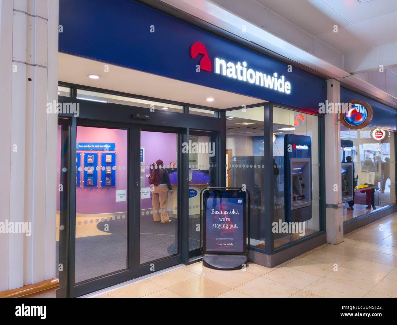 Nationwide Building Society, Festival Place, Basingstoke, Regno Unito. Un'istituzione finanziaria reciproca britannica e la più grande società edile del mondo - Immagine stock catturata con smartphone