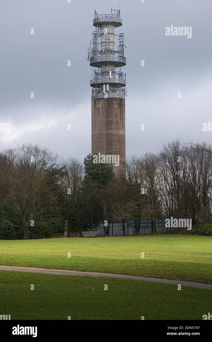 Heaton Park BT Tower a Manchester, una struttura di telecomunicazioni rinforzata degli anni '1960 e punto di riferimento brutalista. Foto Stock