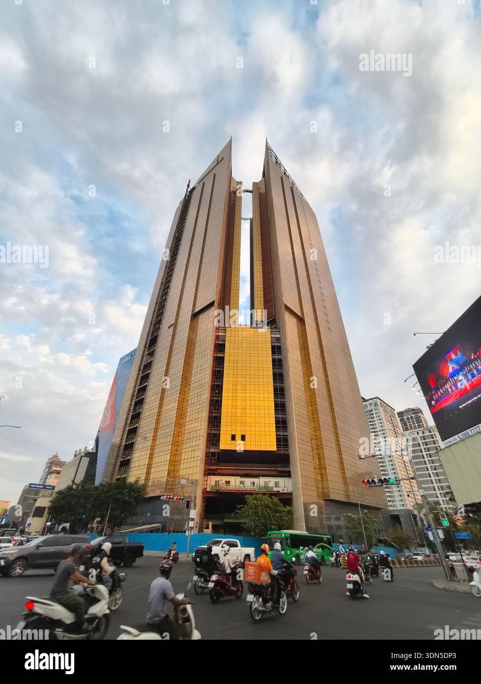 Grattacielo Gold Tower 42 a Phnom Penh, Cambogia, collegato alle reti transnazionali di criminalità informatica Foto Stock