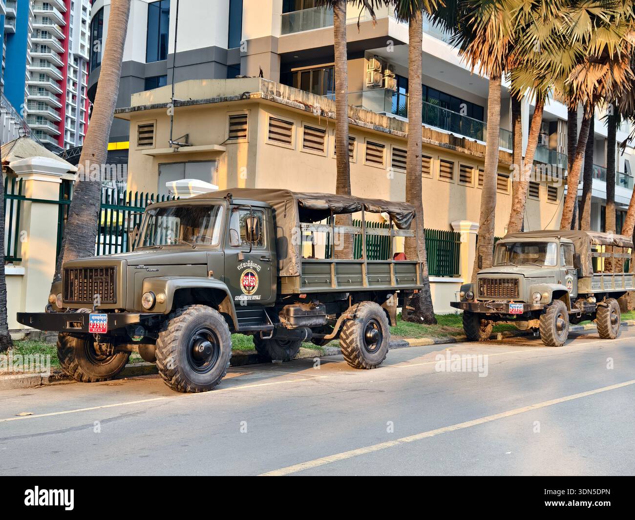 Camion da trasporto militare GAZ-3308 Sadko, veicoli appartenenti alla Gendarmeria reale della Cambogia, Phnom Penh Foto Stock