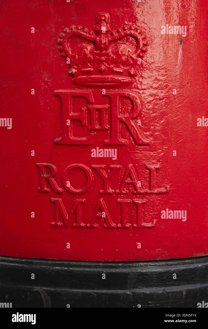 Cassetta postale della Royal mail rossa con corona e monogramma reale, Londra, Inghilterra, Gran Bretagna Foto Stock