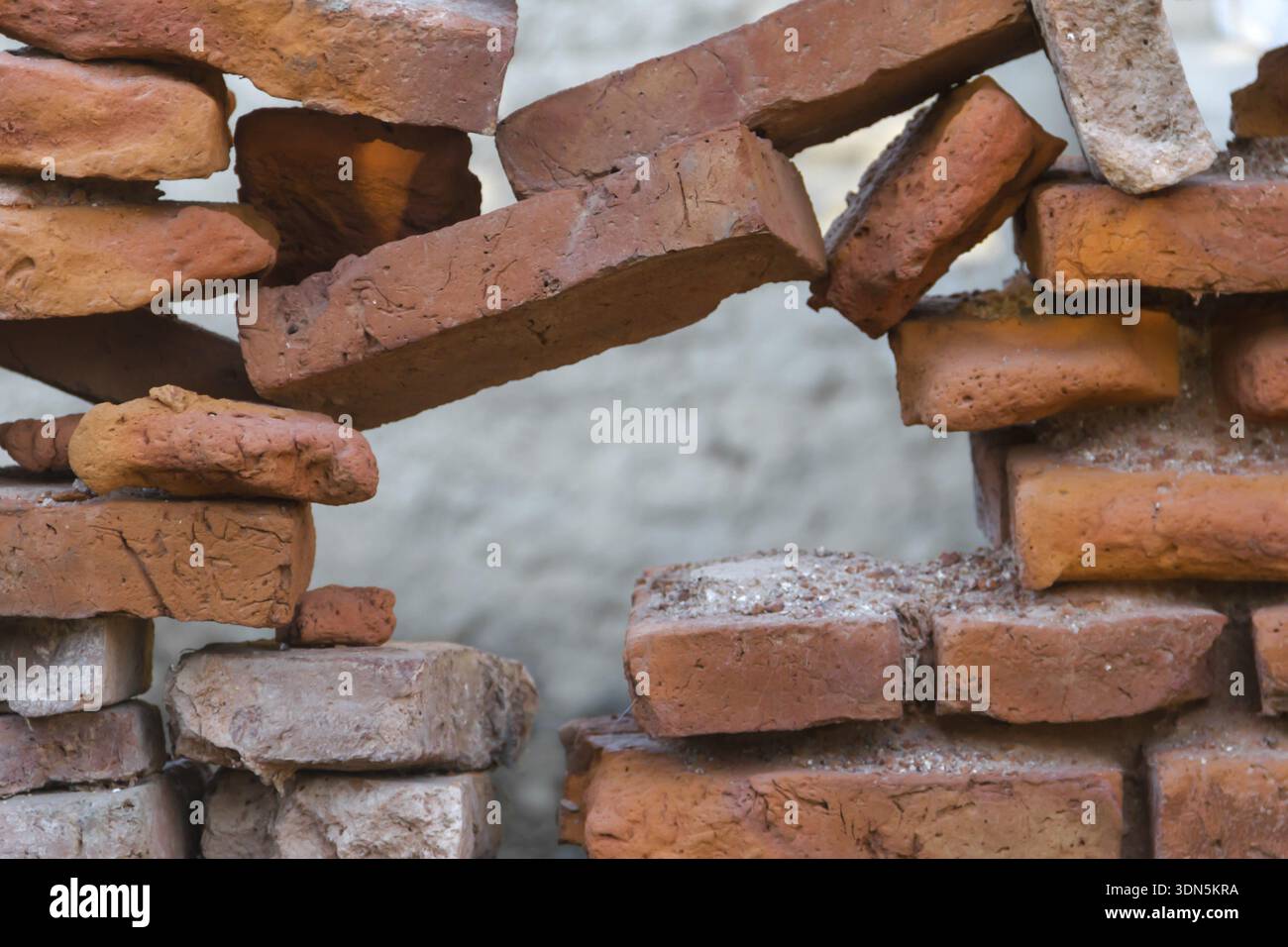 Buco nel vecchio muro di mattoni sbriciolato, Piamonte, Argentina Foto Stock