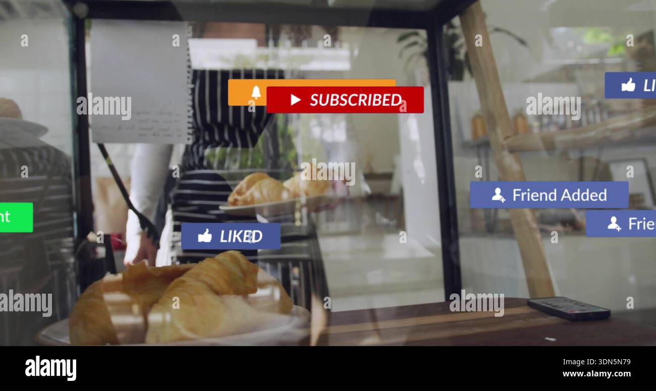 Sistemare il fornaio in grembiule a righe posizionando croissant dietro una cassa di vetro, icone remote e sociali Foto Stock