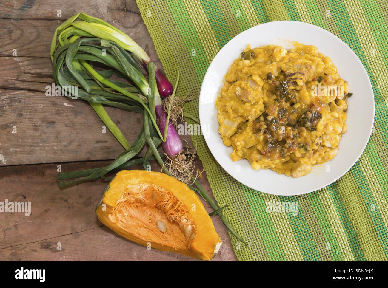 Piatti di Locro e empanadas, cibi tradizionali argentini che vengono spesso consumati per le festività nazionali, come la rivoluzione del maggio 25 e l'indep Foto Stock
