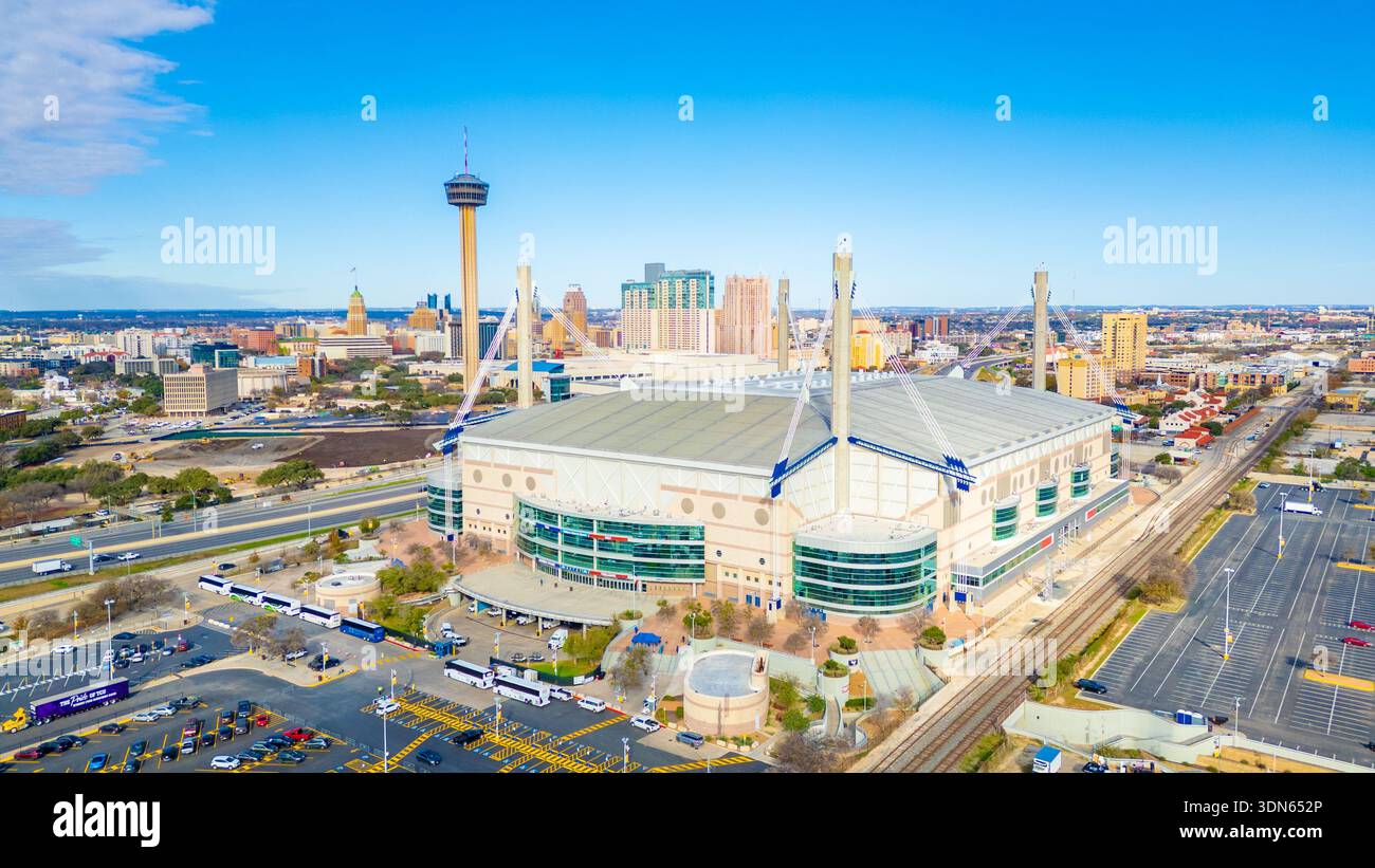 San Antonio, Texas – 30 dicembre 2025: Ampia vista aerea dell'Alamodome circondata dalle autostrade e dal centro di San Antonio, con la Torre delle Americhe Foto Stock