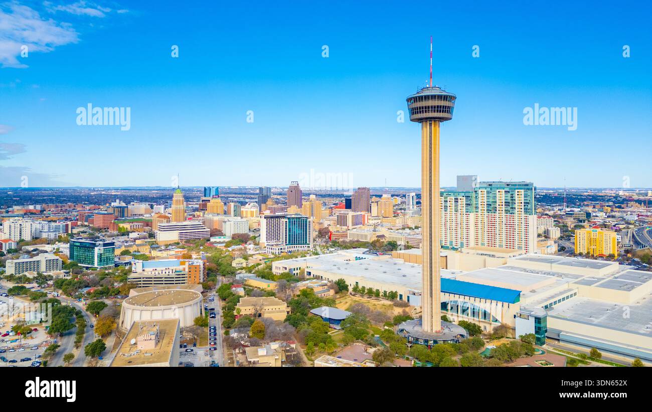 San Antonio, Texas – 30 dicembre 2025: Veduta aerea della Torre delle Americhe con il centro di San Antonio visibile in lontananza. Foto Stock