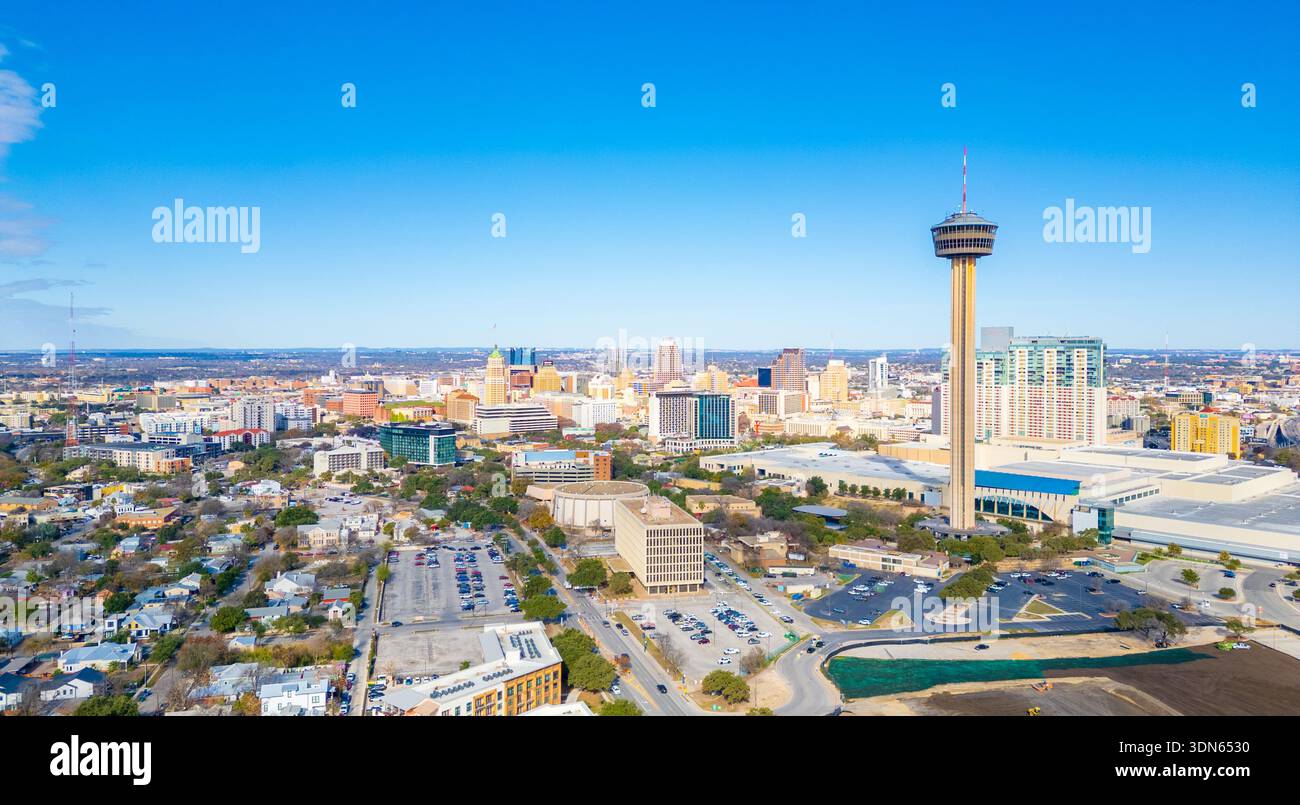 San Antonio, Texas – 30 dicembre 2025: Veduta aerea della Torre delle Americhe con il centro di San Antonio visibile in lontananza. Foto Stock