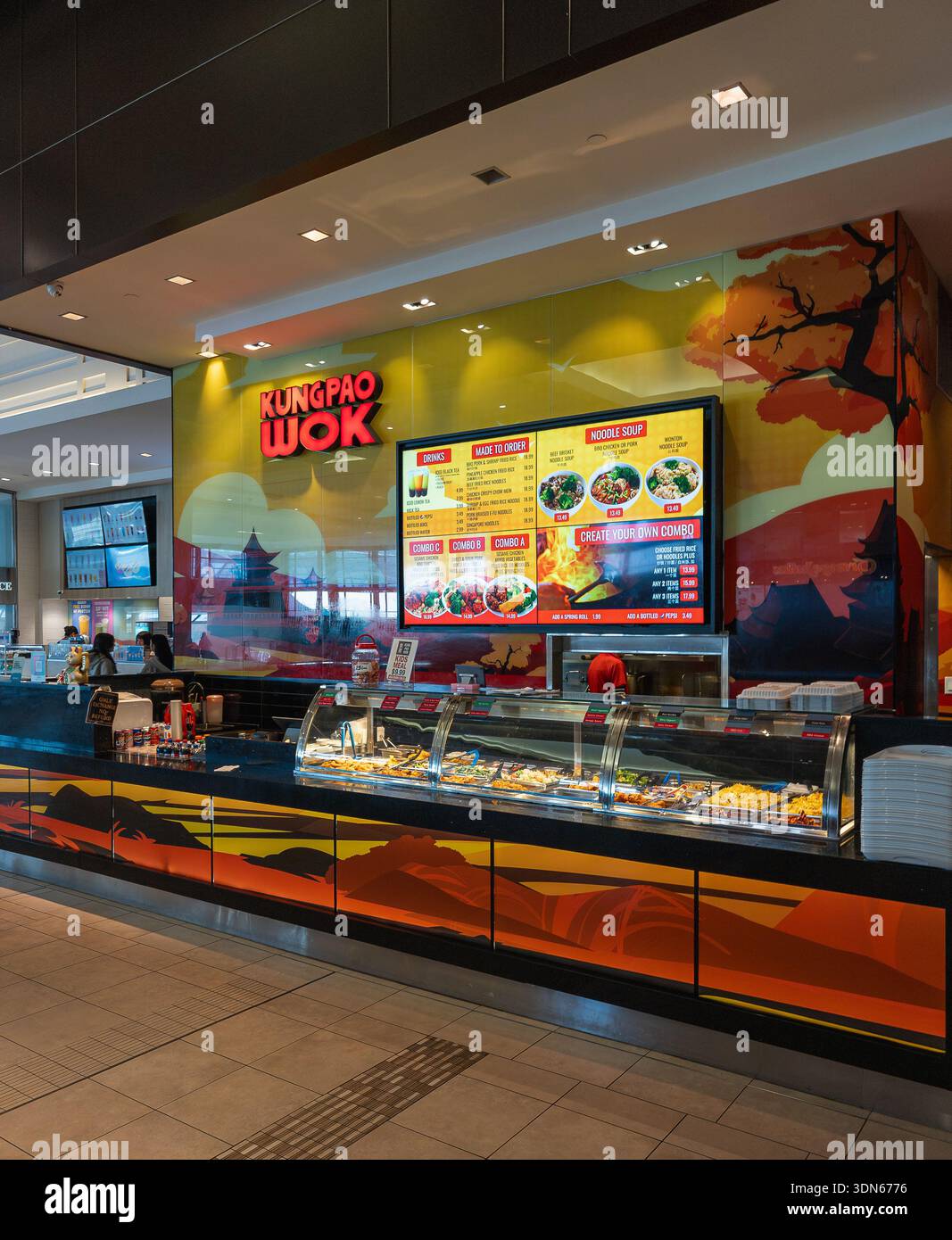 Kugpao Wok outlet sulla terrazza ristorante del CF Richmond Centre, Richmond, BC, Canada - Immagine stock catturata con smartphone