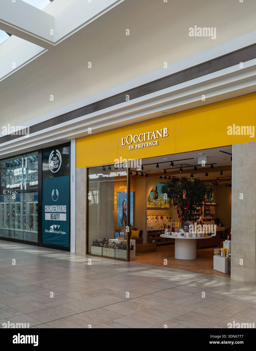 Negozio l'Occitane en Provence nel CF Richmond Centre, Richmond, British Columbia, Canada - Immagine stock catturata con smartphone