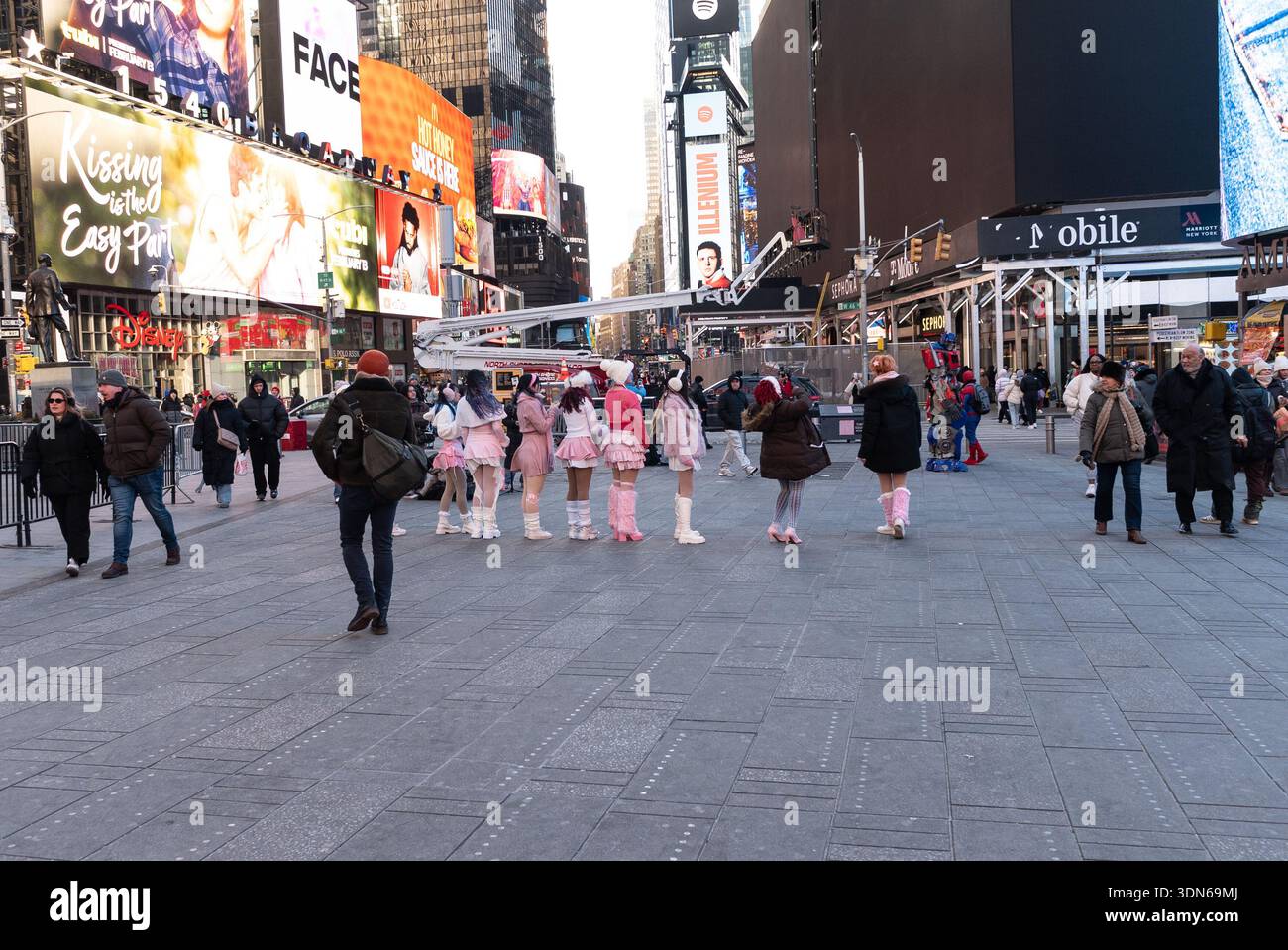 New York, Stati Uniti. 8 febbraio 2026. I membri locali della K-Pop YK Dance sfidano il tempo sotto lo zero per essere fuori a Times Square a New York, New York, l'8 febbraio 2026. La temperatura si è avvertita a cifre singole, mentre l'aria artica esplode in città con vento e si abbassa fino a 10 negativi. Il fine settimana di febbraio 7-8 ha segnato le condizioni più fredde che la città abbia mai visto in tre anni. Crediti: lev radin/Alamy Live News Foto Stock