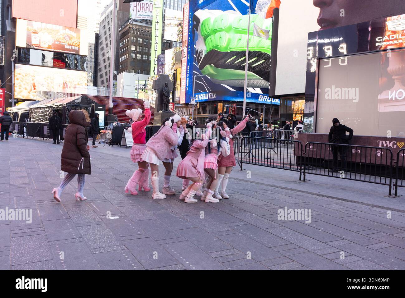 New York, Stati Uniti. 8 febbraio 2026. I membri locali della K-Pop YK Dance sfidano il tempo sotto lo zero per essere fuori a Times Square a New York, New York, l'8 febbraio 2026. La temperatura si è avvertita a cifre singole, mentre l'aria artica esplode in città con vento e si abbassa fino a 10 negativi. Il fine settimana di febbraio 7-8 ha segnato le condizioni più fredde che la città abbia mai visto in tre anni. Crediti: lev radin/Alamy Live News Foto Stock