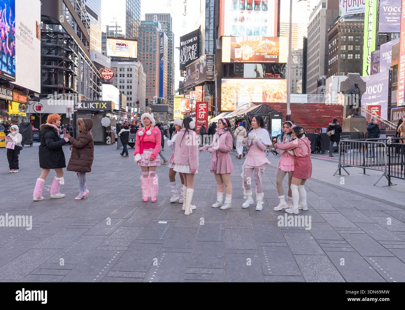 New York, Stati Uniti. 8 febbraio 2026. I membri locali della K-Pop YK Dance sfidano il tempo sotto lo zero per essere fuori a Times Square a New York, New York, l'8 febbraio 2026. La temperatura si è avvertita a cifre singole, mentre l'aria artica esplode in città con vento e si abbassa fino a 10 negativi. Il fine settimana di febbraio 7-8 ha segnato le condizioni più fredde che la città abbia mai visto in tre anni. Crediti: lev radin/Alamy Live News Foto Stock