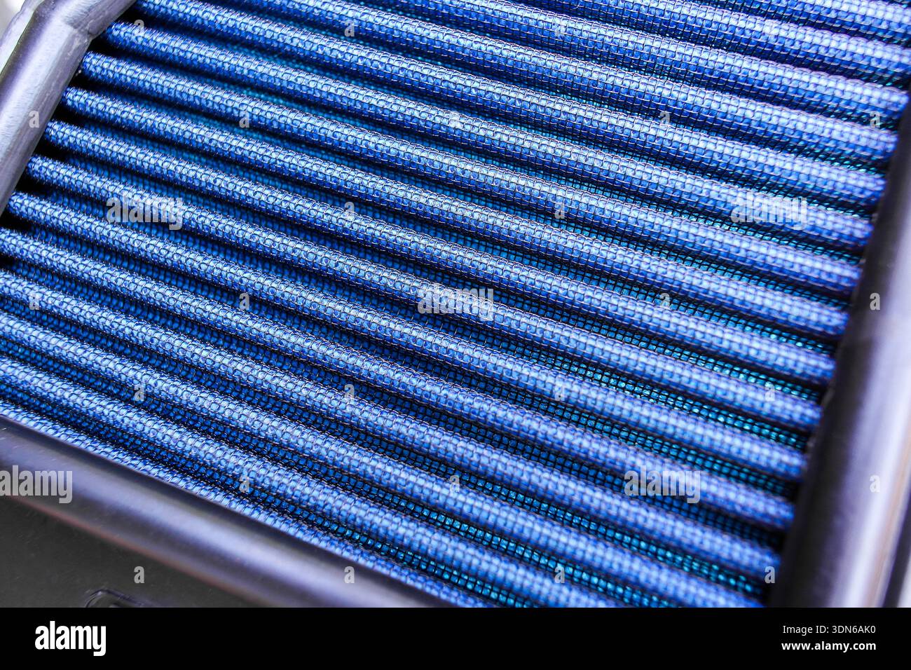 Blue Performance High-Flow Air Filter, Un primo piano di un filtro blu pieghettato a flusso elevato, progettato per aumentare il flusso d'aria e migliorare la potenza del veicolo Foto Stock