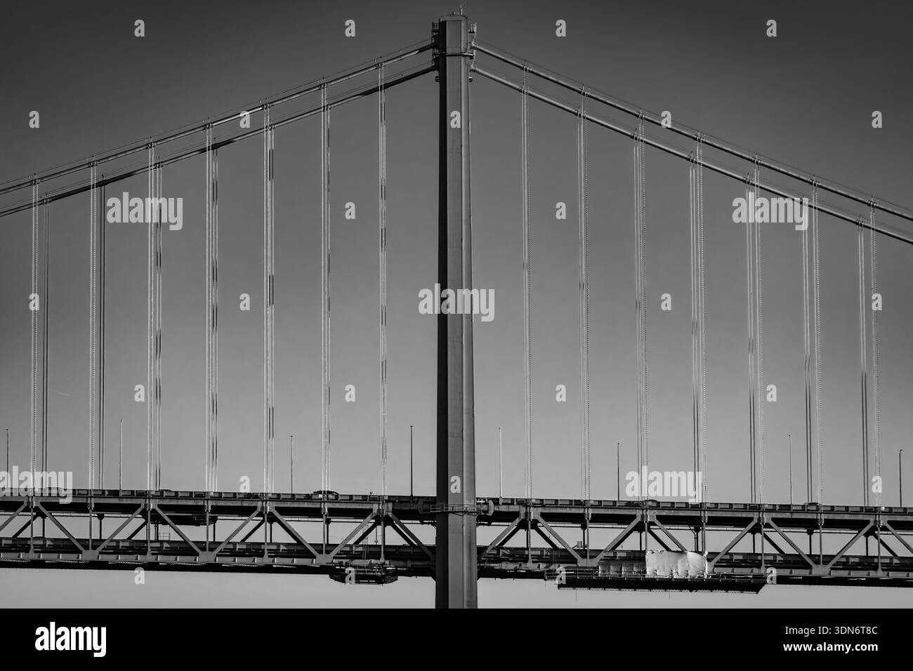 Primo piano bianco e nero della torre sospesa San Francisco-Oakland Bay Bridge e dei cavi Foto Stock