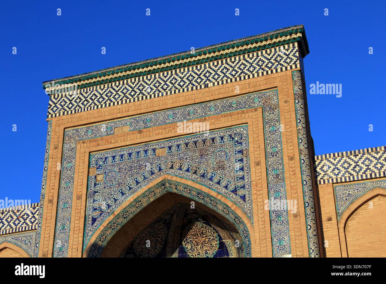 La Madrasa Seyyed Islam Khoja fu costruita tra il 1908 e il 1910. Il suo minareto in mattoni e le decorazioni in piastrelle sono degne di nota. Khiva, Uzbekistan. Foto Stock