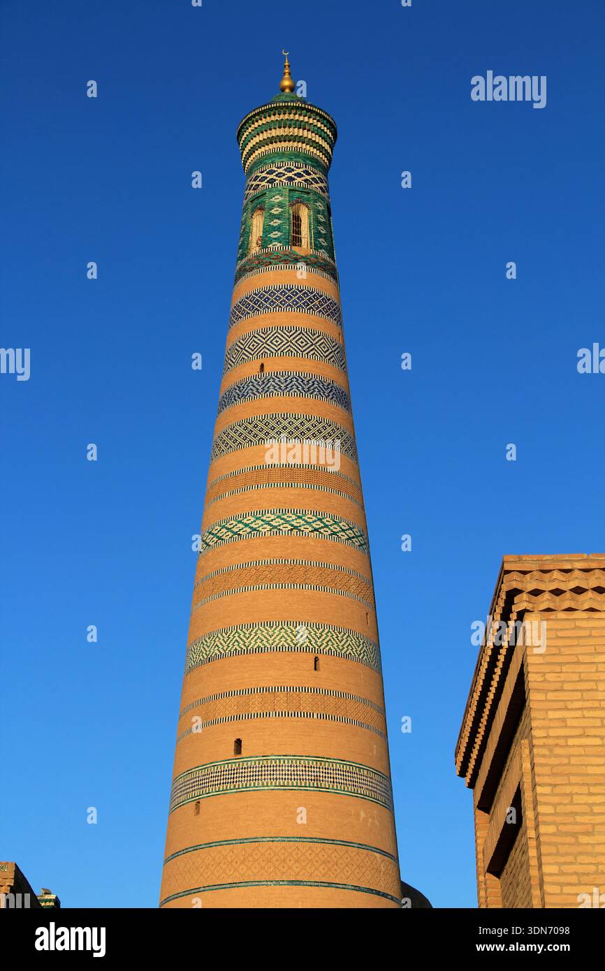 La Madrasa Seyyed Islam Khoja fu costruita tra il 1908 e il 1910. Il suo minareto in mattoni e le decorazioni in piastrelle sono degne di nota. Khiva, Uzbekistan. Foto Stock
