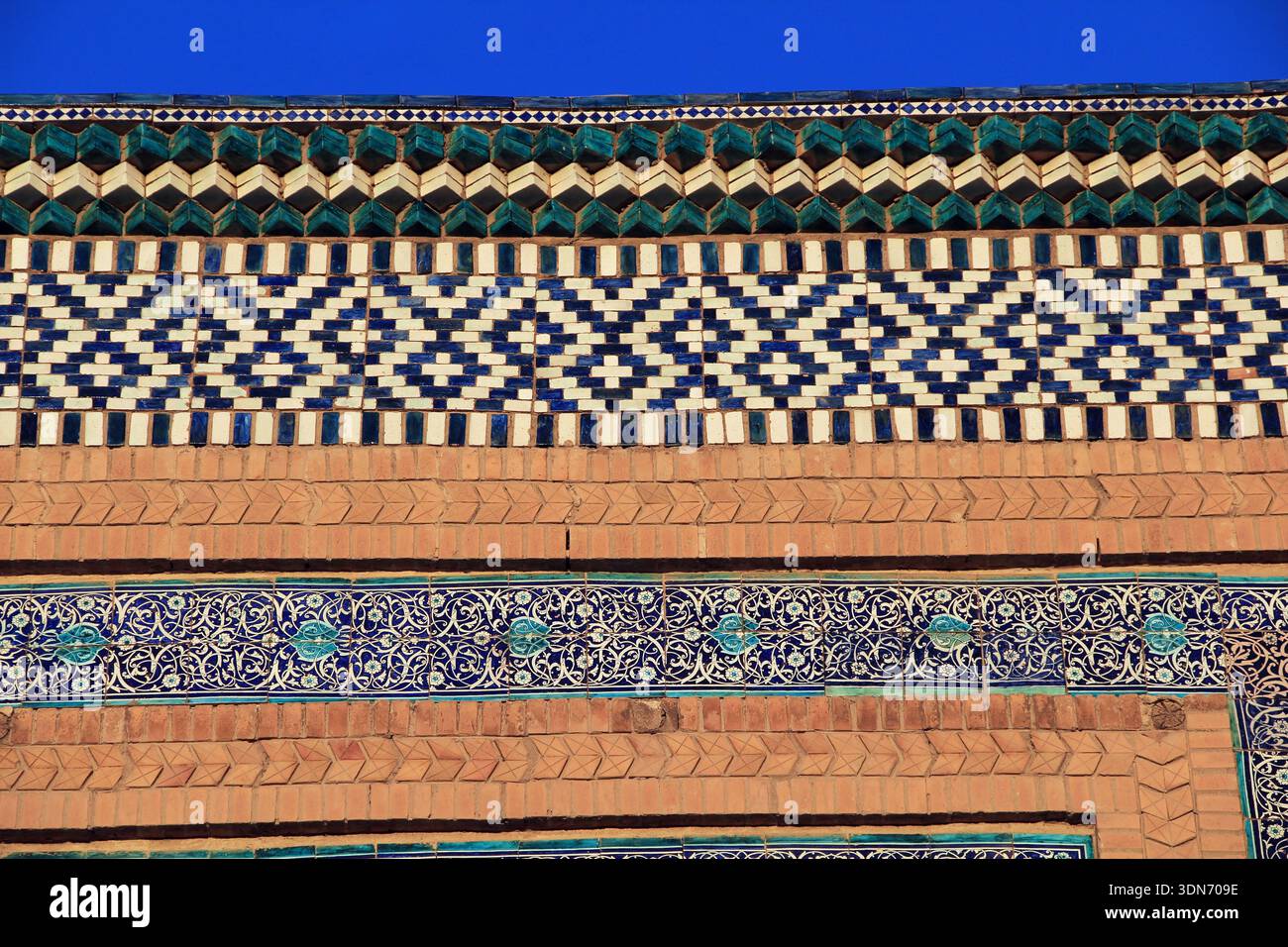 La Madrasa Seyyed Islam Khoja fu costruita tra il 1908 e il 1910. Il suo minareto in mattoni e le decorazioni in piastrelle sono degne di nota. Khiva, Uzbekistan. Foto Stock
