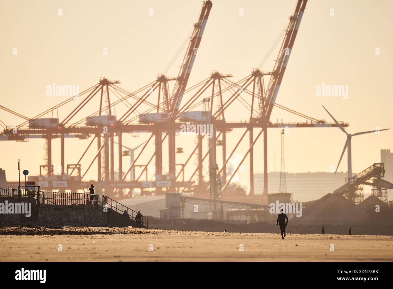 Metropolitan Borough di Sefton Crosby Beach Merseyside Coastline a nord di Liverpool, sede di "Another Place" di Antony Gormley Foto Stock