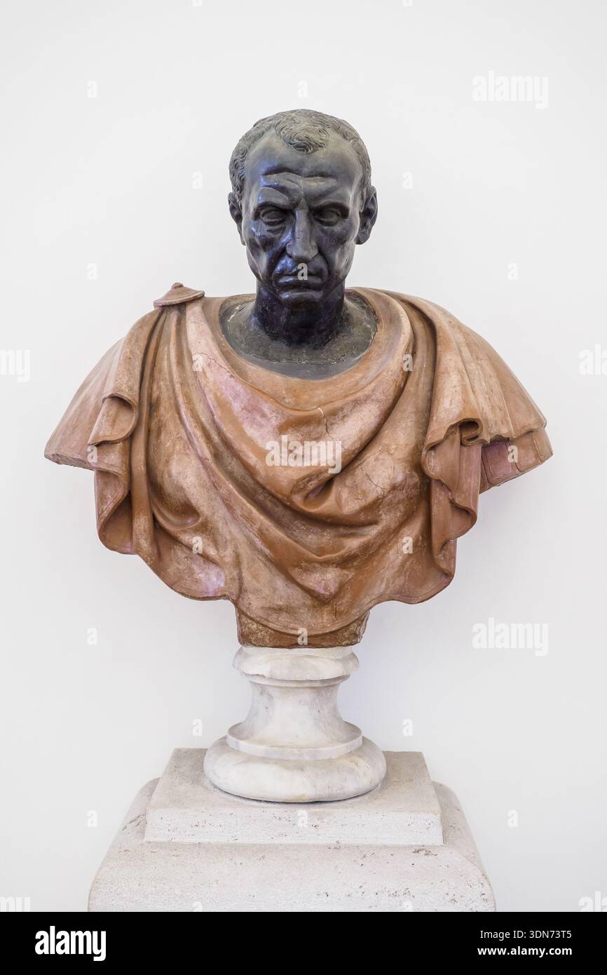 Busto di Giulio Cesare, (100 a.C. – 44 a.C.) generale e statista romano - testa e collo in bronzo, il mantello è fatto di calcare rosso di Cattaro. L'opera fu eseguita in epoca moderna (XVI secolo) nell'Italia settentrionale, come suggerito dall'uso di calcare rosso di Cattaro - Palazzo Altemps, Museo Nazionale Romano - Roma, Italia Foto Stock
