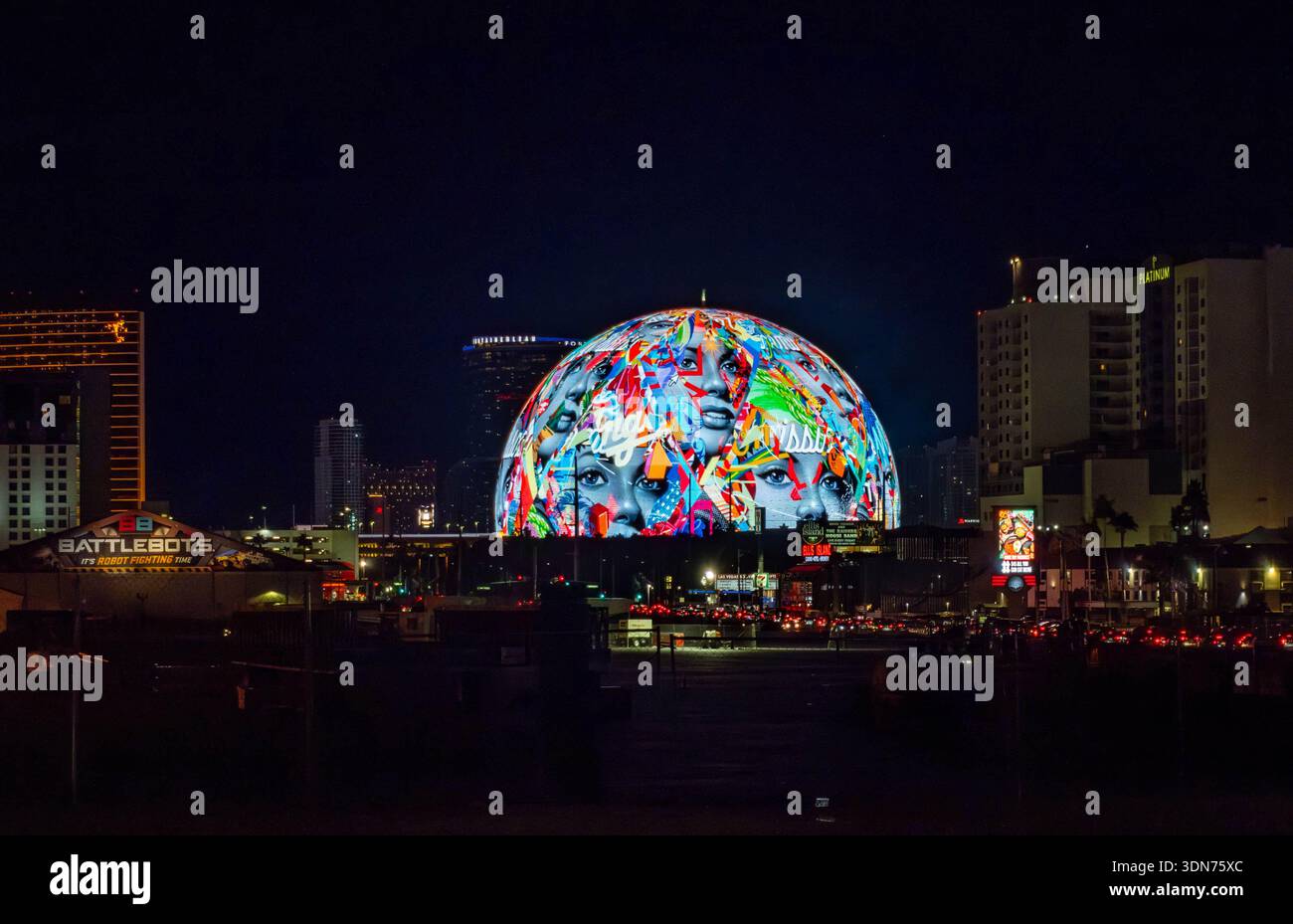 Futuristico Globe illuminato che mostra arte visiva dinamica sul lungomare e sullo skyline della città Foto Stock