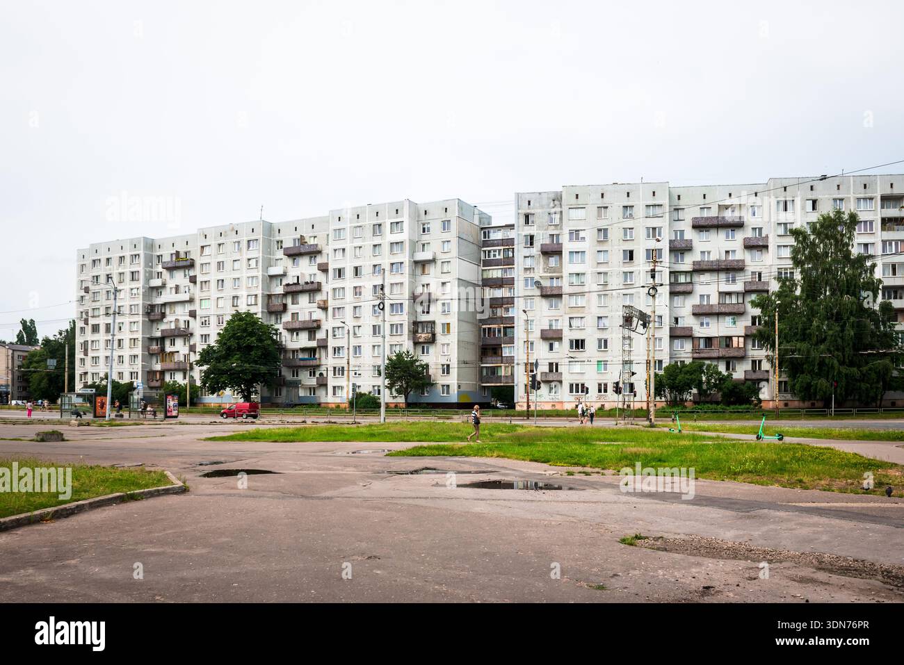 RIGA, LETTONIA. 22 giugno 2022 condomini residenziali di epoca sovietica nel quartiere Purvciems. Foto Stock