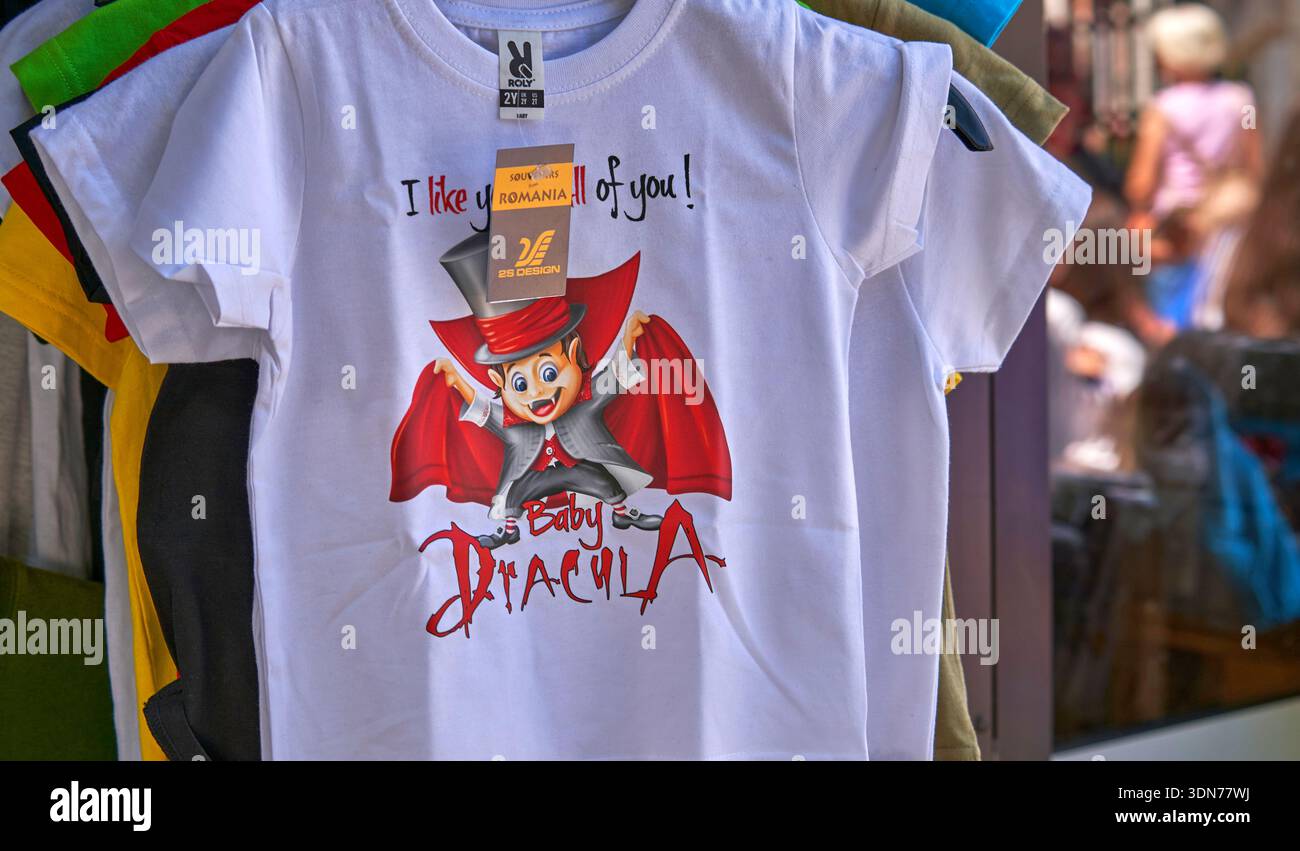 Graziose camicie in vendita vicino al castello di Dracula, Romania Foto Stock