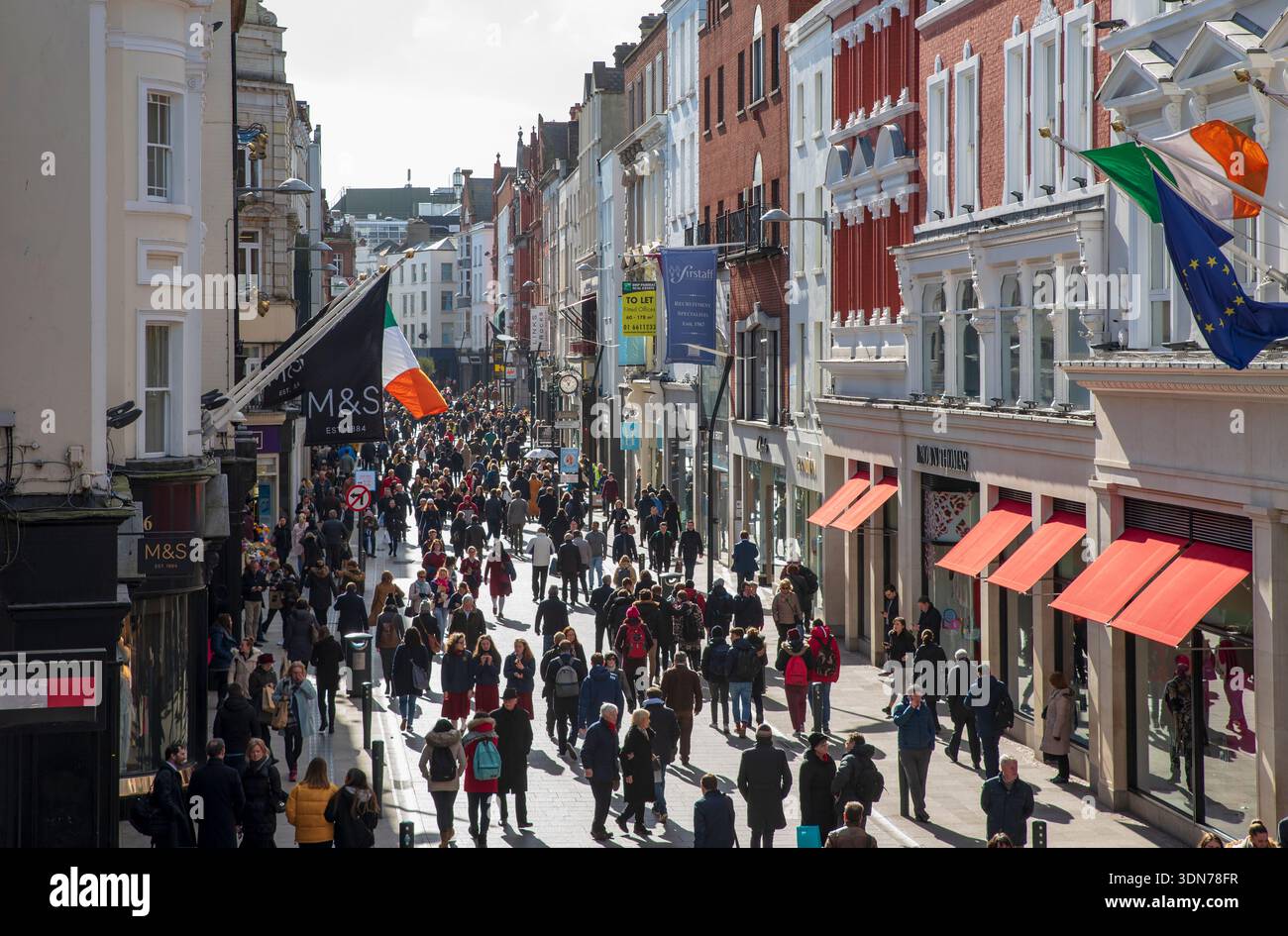 La trafficata area commerciale di Grafton Street nel centro di Dublino, Irlanda. Foto Stock