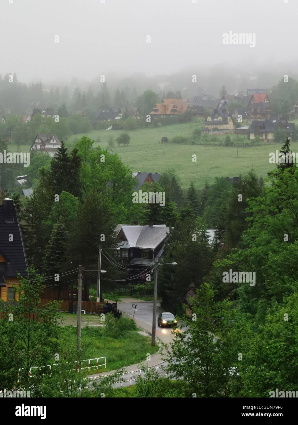 Misty Mountain Village Road in un giorno coperto - Immagine stock catturata con smartphone