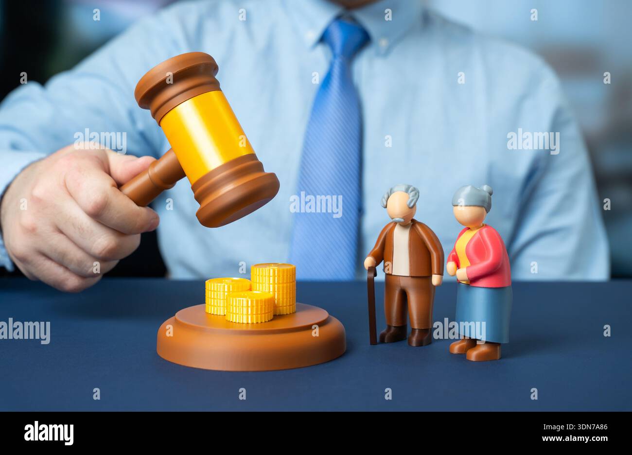 Il tribunale determina l'importo del risarcimento per i pensionati. L'importo dei pagamenti pensionistici. Il dibattito sulla giustizia sociale influenza la politica. Trasparente c Foto Stock