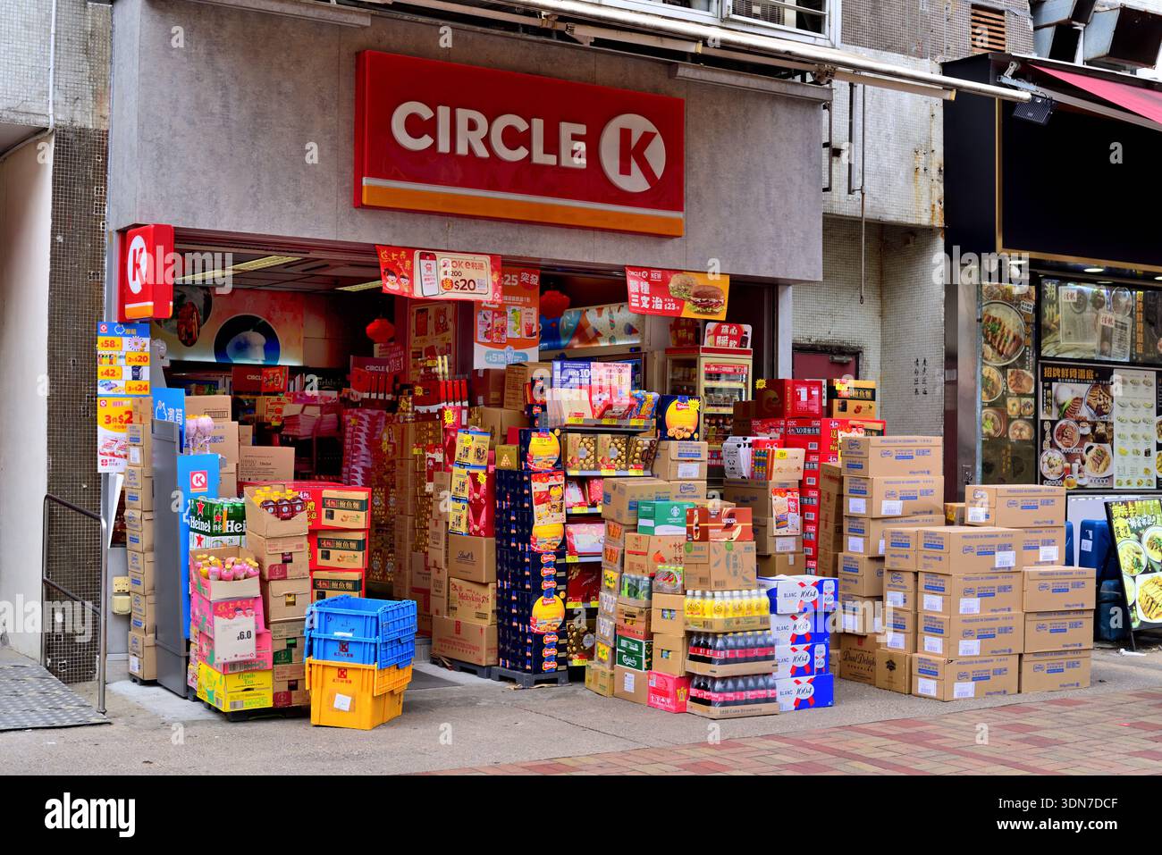 Una grande quantità di prodotti di consumo collocati all'esterno di un minimarket Foto Stock