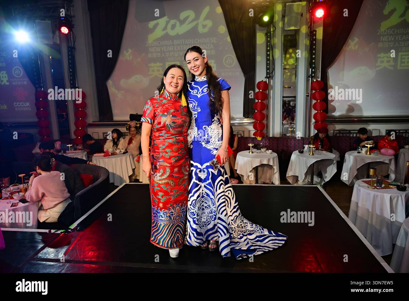 LONDRA, Regno Unito - 08 FEBBRAIO 2026: Mamma e figlia Connie Alexander, Jasmine Alexander, al YGCW UK ospita il 14° gala del capodanno cinese del Regno Unito, che si terrà al '2026 UK Chinese New Year Extravaganza', con oltre 20 gruppi che si esibiscono in concerto e che vedono la diaspora cinese del Regno Unito e tutto il mondo i cinesi mantengono ancora le loro molte celebrazioni tradizionali con un ricco patrimonio culturale cinese. L'orgoglio del patrimonio cinese è rappresentato da spettacoli che indossano costumi tradizionali cinesi e canti inni, sia classici che moderni al Bloomsbury Ballroom London, Regno Unito. (Poto di 李世惠/vedere li/Picture Cap Foto Stock