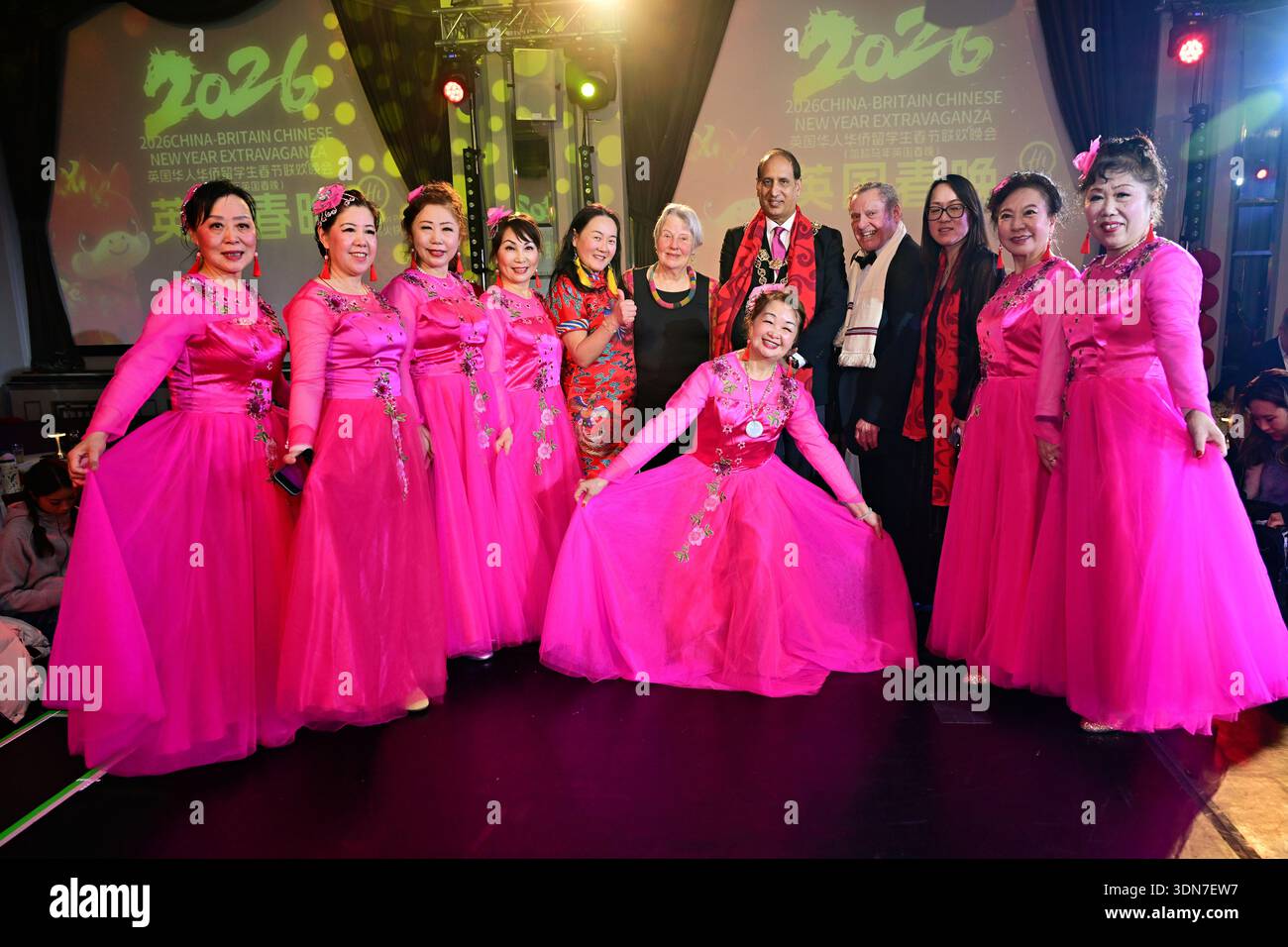 LONDRA, Regno Unito - 8 FEBBRAIO 2026: Connie Alexander, Consigliere Zafar Iqbal presso la YGCW UK ospita il 14° Gran Bretagna Chinese New Year Gala, che si terrà al '2026 UK Chinese New Year Extravaganza', con oltre 20 gruppi che si esibiscono in rappresentanza della diaspora cinese del Regno Unito e tutto il mondo i cinesi mantengono ancora le loro molte celebrazioni tradizionali con un ricco patrimonio culturale cinese. L'orgoglio del patrimonio cinese è rappresentato da spettacoli che indossano costumi tradizionali cinesi e canti inni, sia classici che moderni al Bloomsbury Ballroom London, Regno Unito. (Foto di 李世惠/SEE li/Picture Capital) Foto Stock