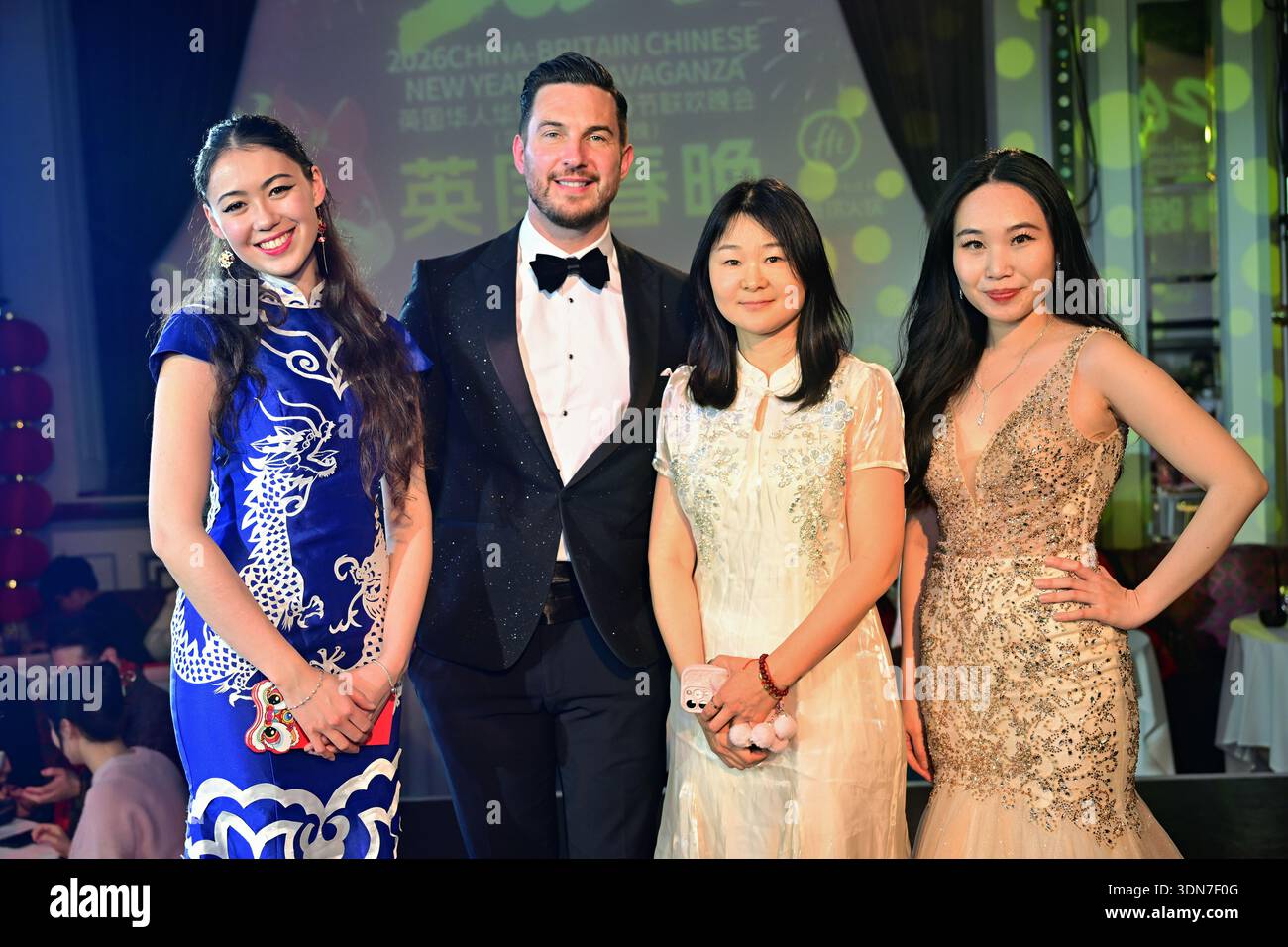 LONDRA, Regno Unito - 8 FEBBRAIO 2026: Il presentatore Jasmine Alexander, Paul McDowell, Danyang Chen presso la YGCW UK ospita il 14° gala del capodanno cinese del Regno Unito che si terrà al '2026 UK Chinese New Year Extravaganza', con oltre 20 gruppi che si esibiscono e che vedono la diaspora cinese del Regno Unito e tutto il mondo i cinesi mantengono ancora le loro molte celebrazioni tradizionali con un ricco patrimonio culturale cinese. L'orgoglio del patrimonio cinese è rappresentato da spettacoli che indossano costumi tradizionali cinesi e canti inni, sia classici che moderni al Bloomsbury Ballroom London, Regno Unito. (Poto di 李世惠/vedere li/immagine Foto Stock