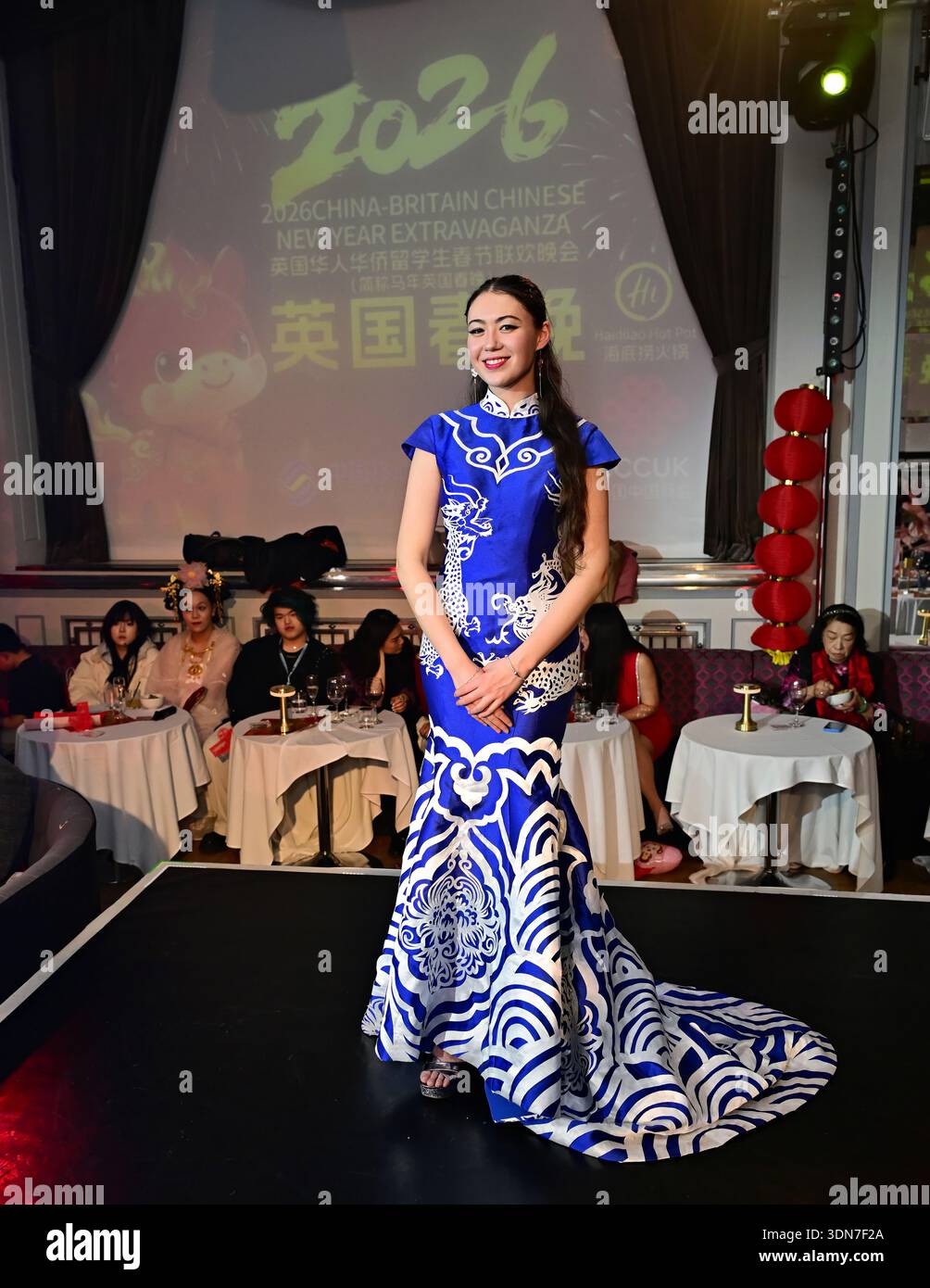 LONDRA, Regno Unito - 08 FEBBRAIO 2026: Il presentatore Jasmine Alexander presso la YGCW UK ospita il 14° gala del capodanno cinese del Regno Unito che si terrà al '2026 UK Chinese New Year Extravaganza', con oltre 20 gruppi che si esibiscono in rappresentanza della diaspora cinese del Regno Unito e tutto il mondo i cinesi mantengono ancora le loro molte celebrazioni tradizionali con un ricco patrimonio culturale cinese. L'orgoglio del patrimonio cinese è rappresentato da spettacoli che indossano costumi tradizionali cinesi e canti inni, sia classici che moderni al Bloomsbury Ballroom London, Regno Unito. (Poto di 李世惠/vedi li/Picture Capital) Foto Stock