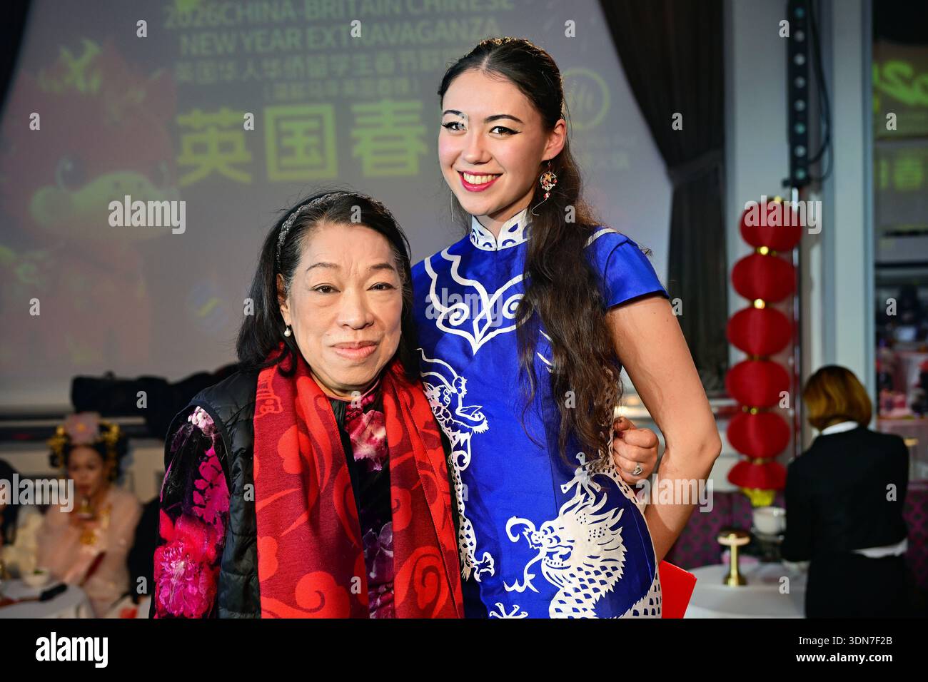 LONDRA, Regno Unito - 08 FEBBRAIO 2026: Il presentatore Jasmine Alexander presso la YGCW UK ospita il 14° gala del capodanno cinese del Regno Unito che si terrà al '2026 UK Chinese New Year Extravaganza', con oltre 20 gruppi che si esibiscono in rappresentanza della diaspora cinese del Regno Unito e tutto il mondo i cinesi mantengono ancora le loro molte celebrazioni tradizionali con un ricco patrimonio culturale cinese. L'orgoglio del patrimonio cinese è rappresentato da spettacoli che indossano costumi tradizionali cinesi e canti inni, sia classici che moderni al Bloomsbury Ballroom London, Regno Unito. (Poto di 李世惠/vedi li/Picture Capital) Foto Stock