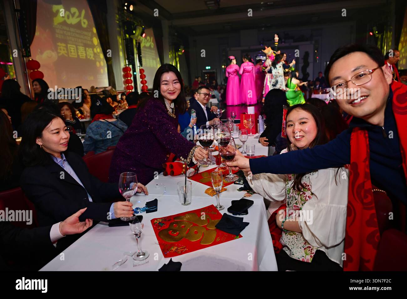 LONDRA, Regno Unito - 8 FEBBRAIO 2026: Il 14° Gala del capodanno cinese del Regno Unito si terrà al '2026 UK Chinese New Year Extravaganza', con oltre 20 gruppi che rappresentano la diaspora cinese del Regno Unito e tutto il mondo i cinesi continuano a tenere le loro molte celebrazioni tradizionali con un ricco patrimonio culturale cinese. L'orgoglio del patrimonio cinese è rappresentato da spettacoli che indossano costumi tradizionali cinesi e canti inni, sia classici che moderni al Bloomsbury Ballroom London, Regno Unito. (Poto di 李世惠/vedi li/Picture Capital) Foto Stock