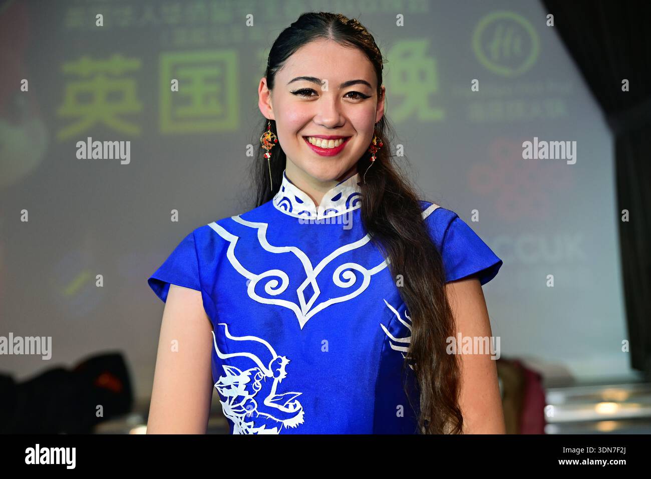 LONDRA, Regno Unito - 08 FEBBRAIO 2026: Il presentatore Jasmine Alexander presso la YGCW UK ospita il 14° gala del capodanno cinese del Regno Unito che si terrà al '2026 UK Chinese New Year Extravaganza', con oltre 20 gruppi che si esibiscono in rappresentanza della diaspora cinese del Regno Unito e tutto il mondo i cinesi mantengono ancora le loro molte celebrazioni tradizionali con un ricco patrimonio culturale cinese. L'orgoglio del patrimonio cinese è rappresentato da spettacoli che indossano costumi tradizionali cinesi e canti inni, sia classici che moderni al Bloomsbury Ballroom London, Regno Unito. (Poto di 李世惠/vedi li/Picture Capital) Foto Stock