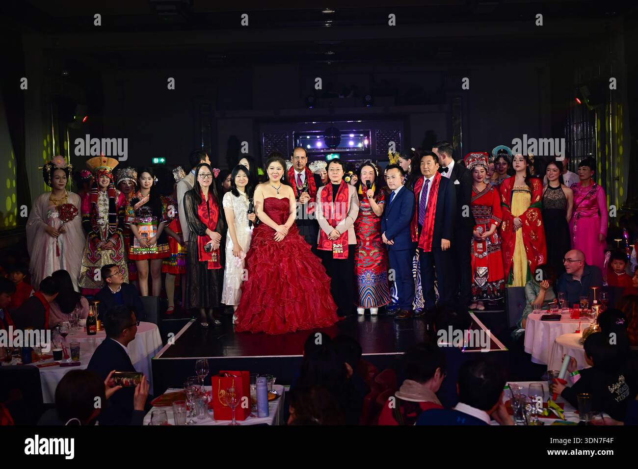 LONDRA, Regno Unito - 08 FEBBRAIO 2026: Beibei Wang, il consigliere Zafar Iqbal, il consigliere Hongmei Liu, Connie Alexander e le esibizioni al YGCW UK ospitano il 14° gala del capodanno cinese del Regno Unito che si terrà al '2026 UK Chinese New Year Extravaganza', con oltre 20 gruppi che si esibiscono e che raccontano la diaspora cinese del Regno Unito e tutto il mondo i cinesi mantengono ancora le loro molte celebrazioni tradizionali con un ricco patrimonio culturale cinese. L'orgoglio del patrimonio cinese è rappresentato da spettacoli che indossano costumi tradizionali cinesi e canti inni, sia classici che moderni presso la Bloomsbury Ballroom L. Foto Stock