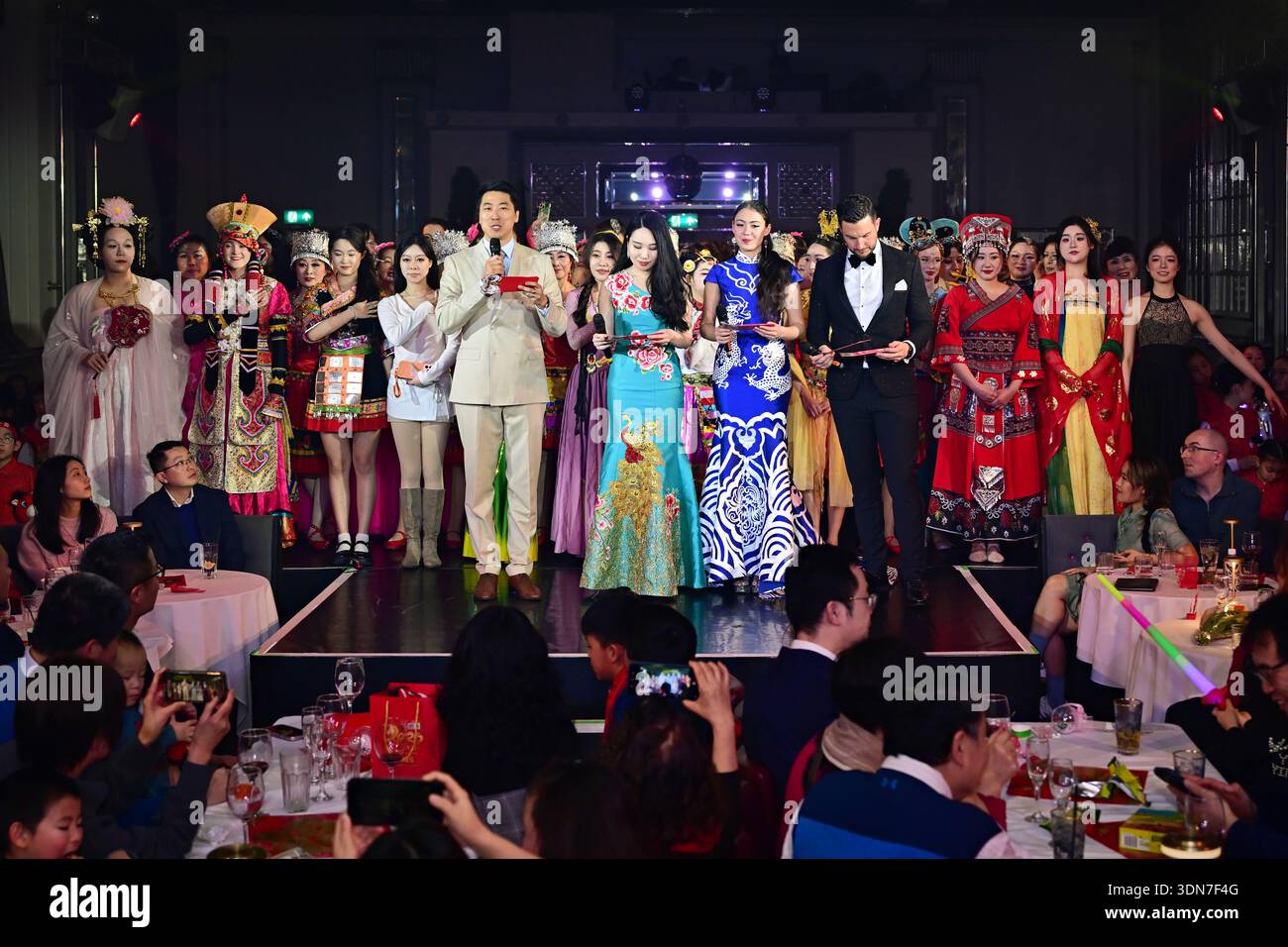 LONDRA, Regno Unito - 8 FEBBRAIO 2026: Yunhao Pang, Danyang Chen, Jasmine Alexander, Paul McDowell e spettacoli al YGCW UK ospitano il 14° gala del capodanno cinese del Regno Unito si terranno alla "Extravaganza del capodanno cinese del Regno Unito del 2026", con oltre 20 gruppi che si esibiscono nella diaspora cinese del Regno Unito e tutti i cinesi del mondo mantengono ancora le loro molte celebrazioni tradizionali con un ricco patrimonio culturale cinese. L'orgoglio del patrimonio cinese è rappresentato da spettacoli che indossano costumi tradizionali cinesi e canti inni, sia classici che moderni al Bloomsbury Ballroom London, Regno Unito. (Poto b Foto Stock
