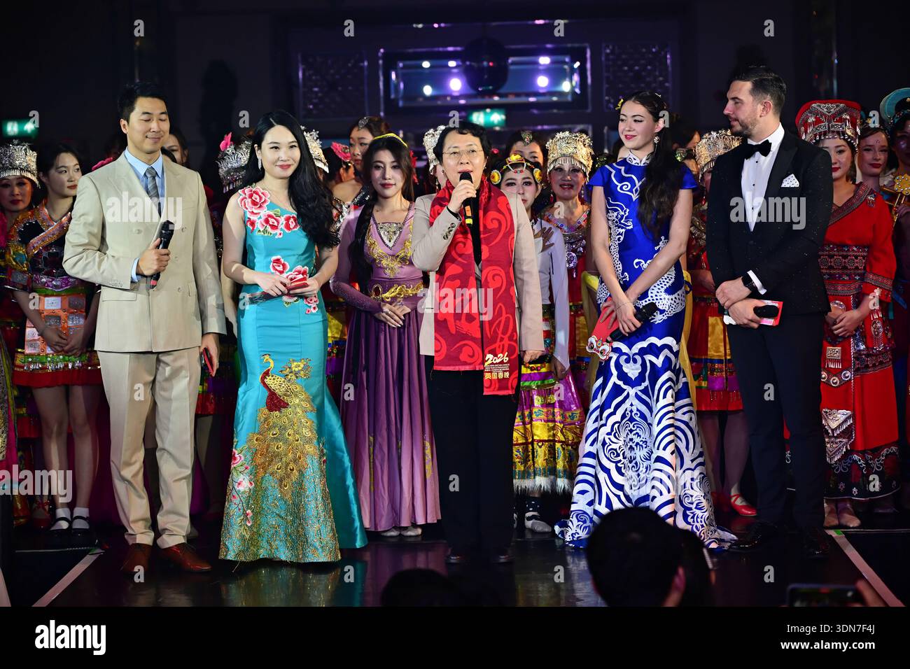 LONDRA, Regno Unito - 08 FEBBRAIO 2026: Yunhao Pang, Danyang Chen, Counsellor Hongmei Liu, Jasmine Alexander, Paul McDowell e spettacoli al YGCW UK ospita il 14° gala del Capodanno cinese del Regno Unito che si terrà al '2026 UK Chinese New Year Extravaganza', con oltre 20 gruppi che si esibiscono e mostrano la diaspora cinese del Regno Unito e tutto il mondo i cinesi conservano ancora le loro molte celebrazioni tradizionali con un ricco patrimonio culturale cinese. L'orgoglio del patrimonio cinese è mostrato attraverso spettacoli che indossano costumi tradizionali cinesi e canti inni, sia classici che moderni al Bloomsbury Ball Foto Stock