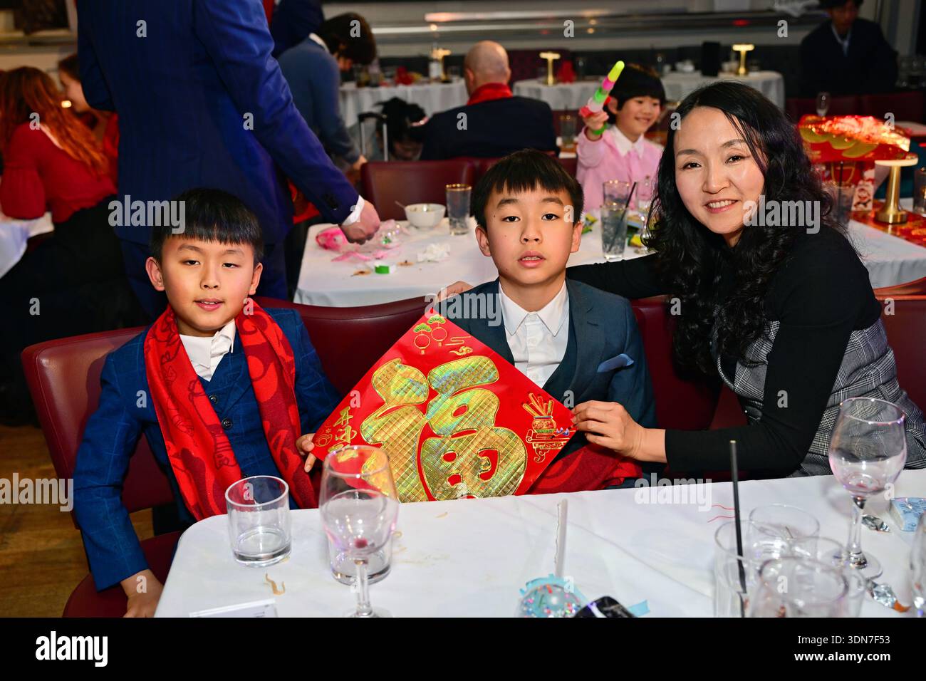 LONDRA, Regno Unito - 8 FEBBRAIO 2026: Il 14° Gala del capodanno cinese del Regno Unito si terrà al '2026 UK Chinese New Year Extravaganza', con oltre 20 gruppi che rappresentano la diaspora cinese del Regno Unito e tutto il mondo i cinesi continuano a tenere le loro molte celebrazioni tradizionali con un ricco patrimonio culturale cinese. L'orgoglio del patrimonio cinese è rappresentato da spettacoli che indossano costumi tradizionali cinesi e canti inni, sia classici che moderni al Bloomsbury Ballroom London, Regno Unito. (Poto di 李世惠/vedi li/Picture Capital) Foto Stock