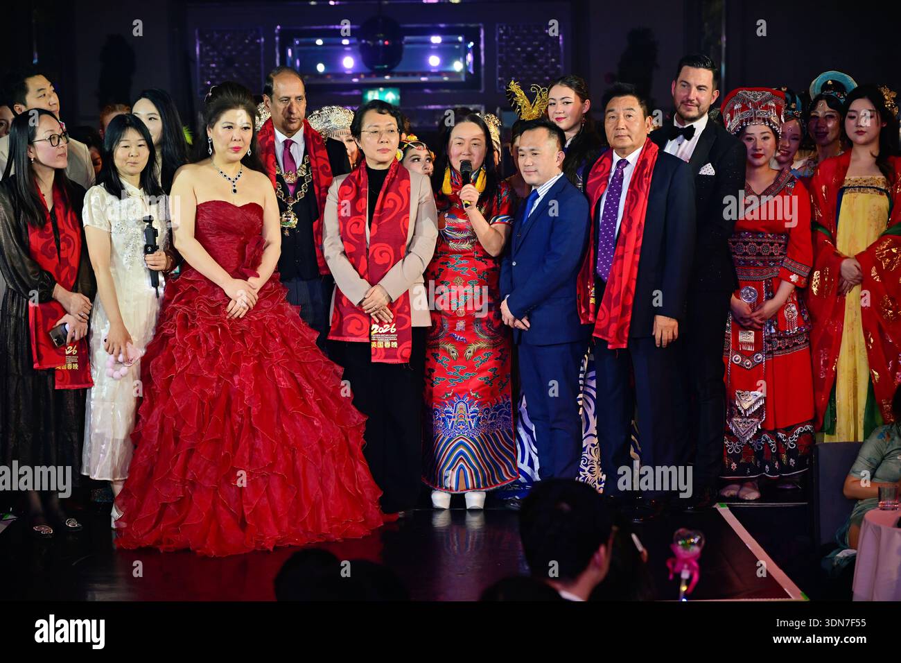 LONDRA, Regno Unito - 08 FEBBRAIO 2026: Beibei Wang, il consigliere Zafar Iqbal, il consigliere Hongmei Liu, Connie Alexander e le esibizioni al YGCW UK ospitano il 14° gala del capodanno cinese del Regno Unito che si terrà al '2026 UK Chinese New Year Extravaganza', con oltre 20 gruppi che si esibiscono e che raccontano la diaspora cinese del Regno Unito e tutto il mondo i cinesi mantengono ancora le loro molte celebrazioni tradizionali con un ricco patrimonio culturale cinese. L'orgoglio del patrimonio cinese è rappresentato da spettacoli che indossano costumi tradizionali cinesi e canti inni, sia classici che moderni presso la Bloomsbury Ballroom L. Foto Stock