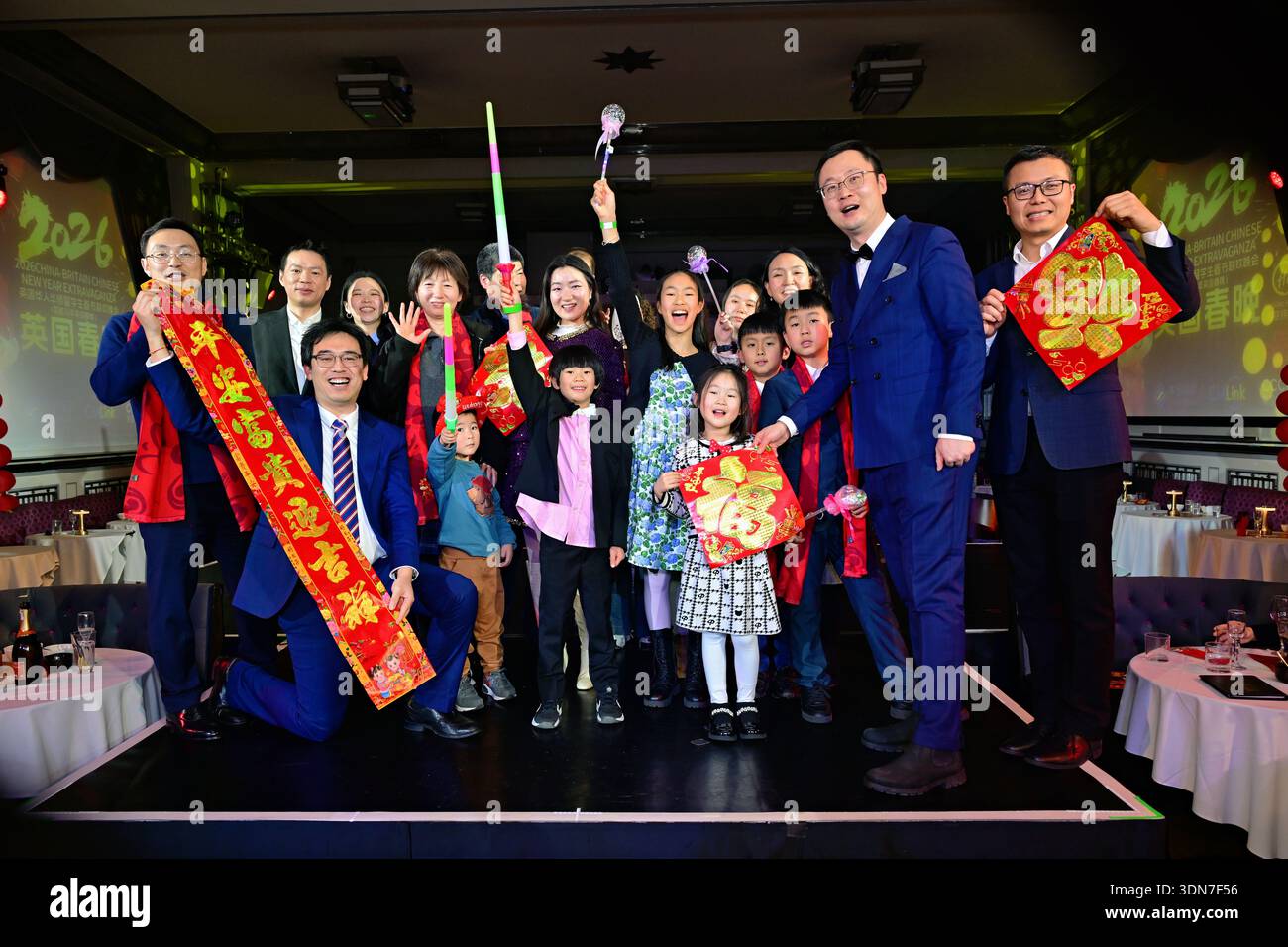 LONDRA, Regno Unito - 8 FEBBRAIO 2026: Il 14° Gala del capodanno cinese del Regno Unito si terrà al '2026 UK Chinese New Year Extravaganza', con oltre 20 gruppi che rappresentano la diaspora cinese del Regno Unito e tutto il mondo i cinesi continuano a tenere le loro molte celebrazioni tradizionali con un ricco patrimonio culturale cinese. L'orgoglio del patrimonio cinese è rappresentato da spettacoli che indossano costumi tradizionali cinesi e canti inni, sia classici che moderni al Bloomsbury Ballroom London, Regno Unito. (Poto di 李世惠/vedi li/Picture Capital) Foto Stock