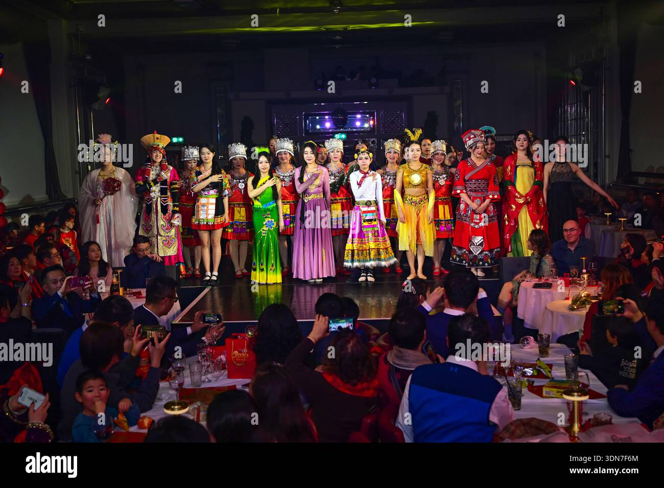 LONDRA, Regno Unito - 08 FEBBRAIO 2026: Esibizioni al YGCW UK ospita il 14° gala del Capodanno cinese del Regno Unito che si terrà al '2026 UK Chinese New Year Extravaganza', con oltre 20 gruppi che rappresentano la diaspora cinese del Regno Unito e tutto il mondo i cinesi mantengono ancora le loro molte celebrazioni tradizionali con un ricco patrimonio culturale cinese. L'orgoglio del patrimonio cinese è rappresentato da spettacoli che indossano costumi tradizionali cinesi e canti inni, sia classici che moderni al Bloomsbury Ballroom London, Regno Unito. (Poto di 李世惠/vedi li/Picture Capital) Foto Stock