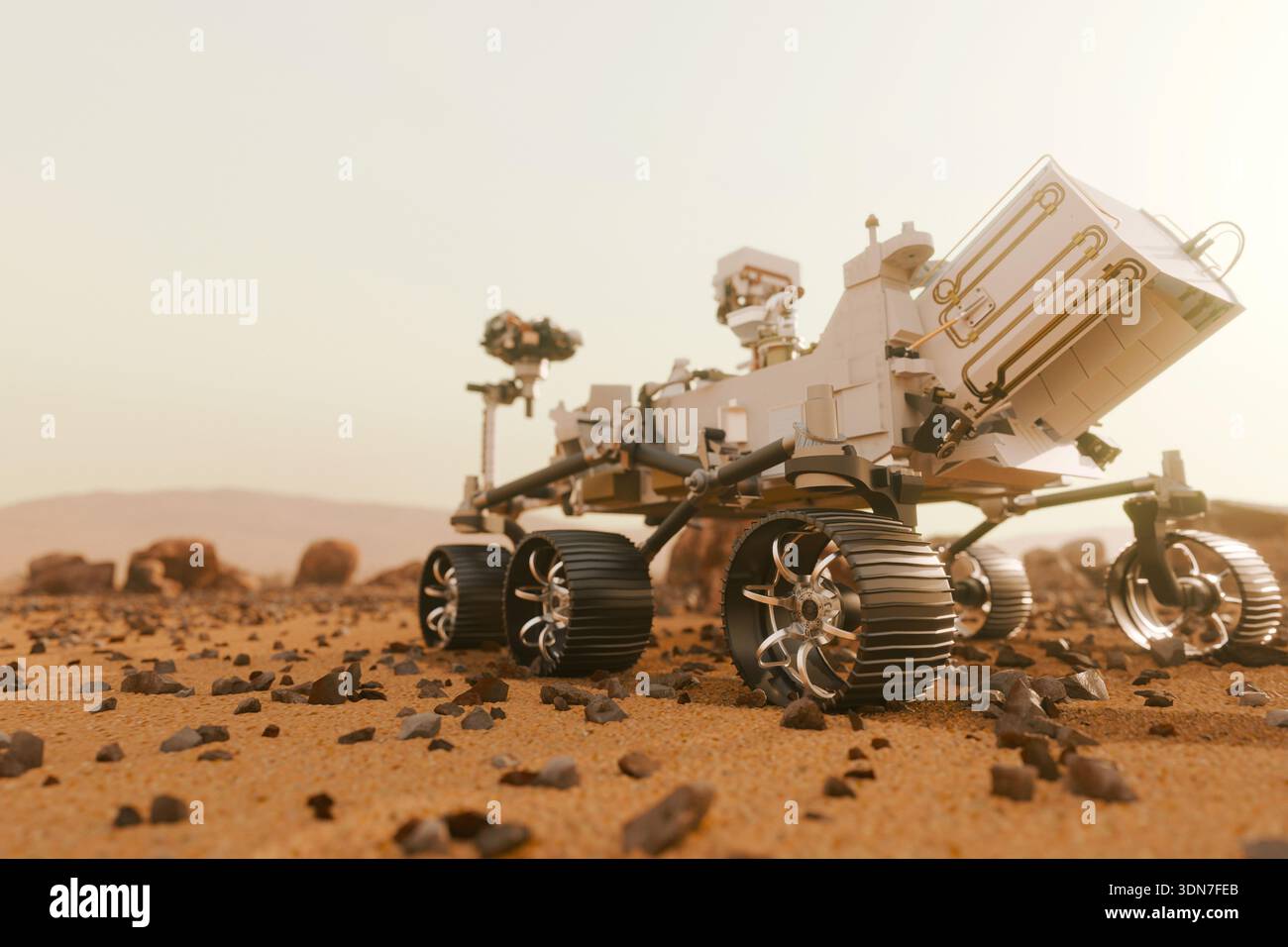 Rendering 3D ad alto angolo di un Mars rover robotizzato che esplora un deserto roccioso arancione. Vista dettagliata delle ruote e delle attrezzature scientifiche sulla superficie marziana Foto Stock